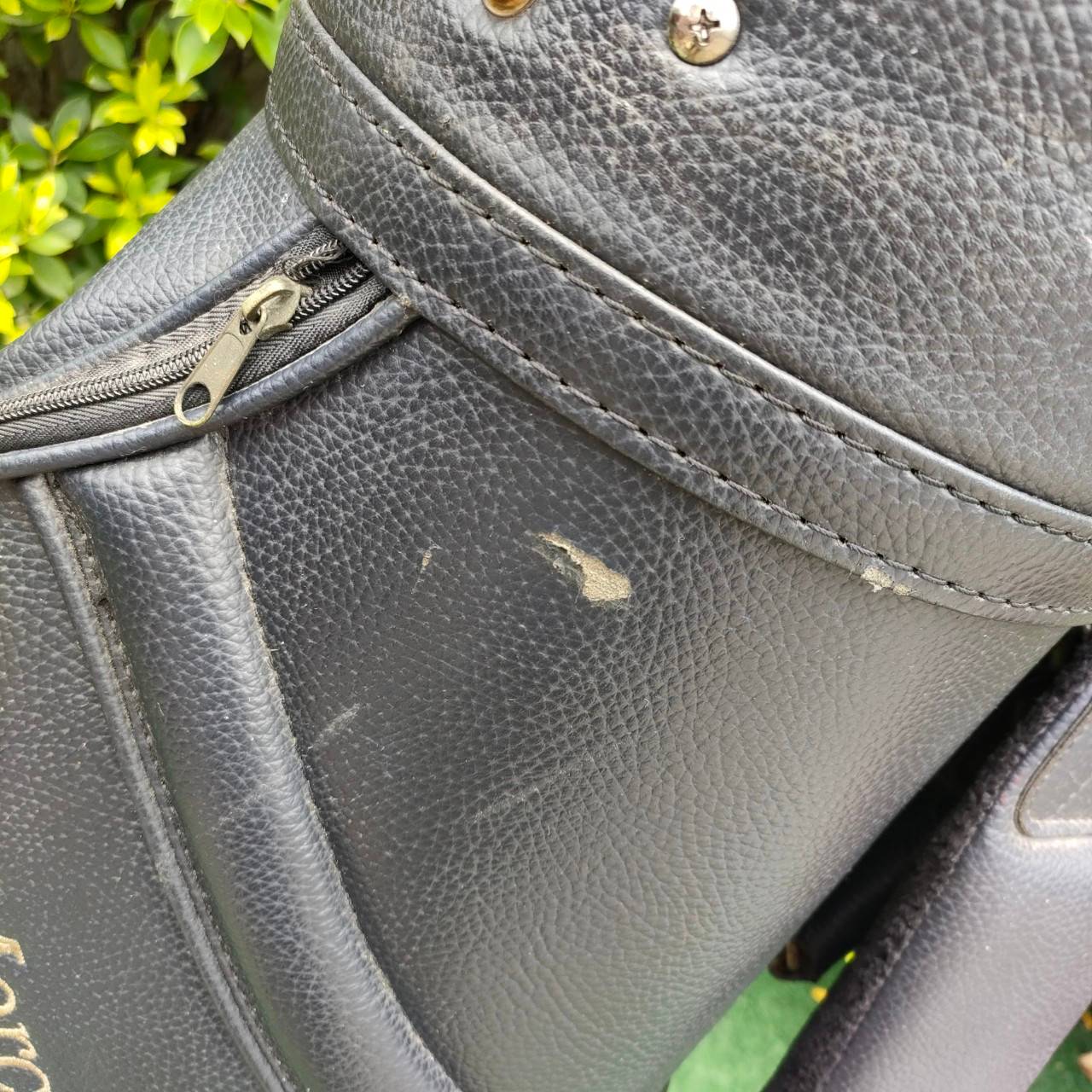 ถุงกอล์ฟ MERCEDES-BENZ มือสอง วัสดุหนัง ภายในบุกำมะหยี่ ถุงTOURใบใหญ่ ใส่ของได้เยอะ ถุงกอล์ฟมีรอยหนังขาดนิดหน่อย *** มีรูปให้ชมท้ายสุด*** มือสอง ของแท้ BY NakaraLuxurious