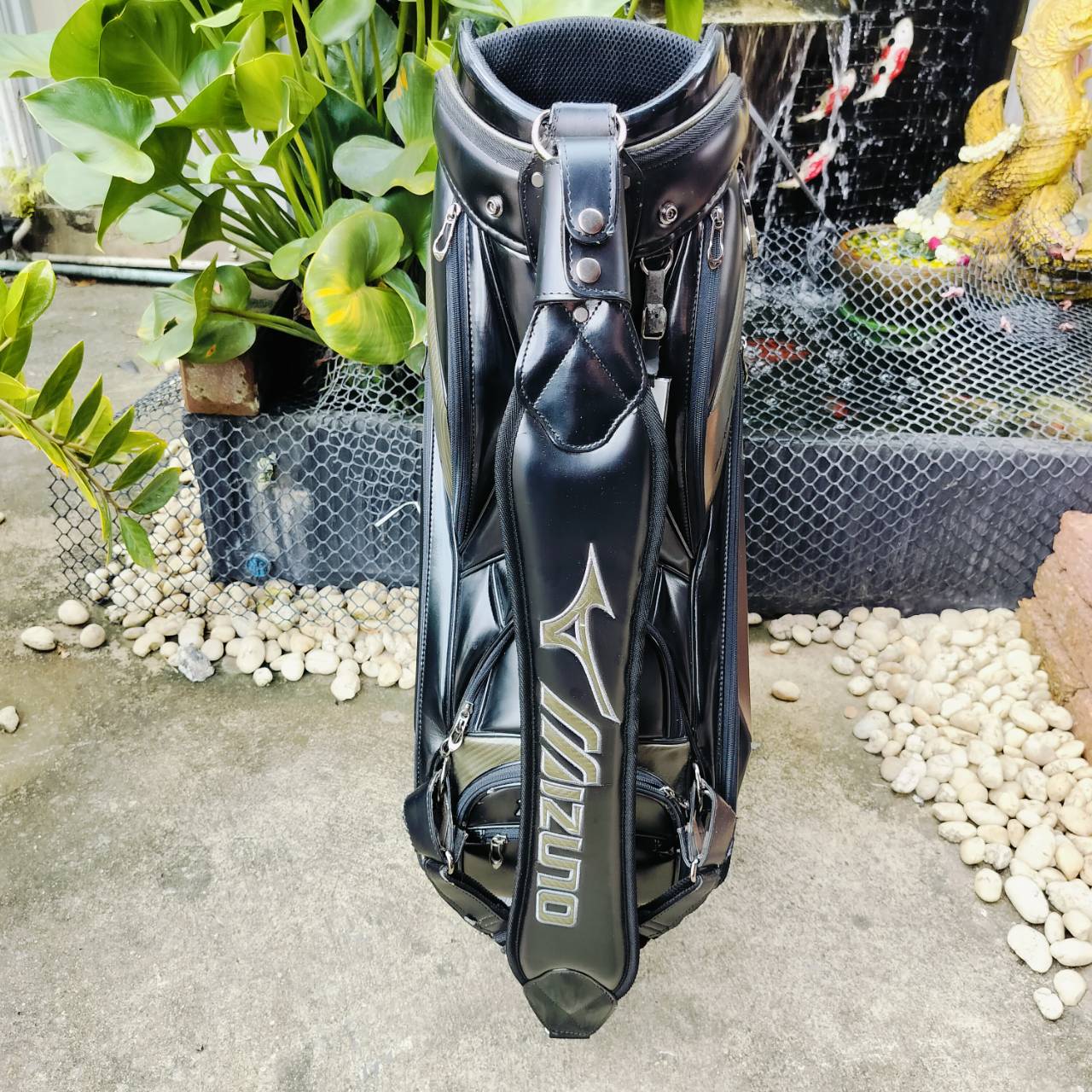 *มีรอยบางจุดตามรูป* ถุงกอล์ฟ MIZUNO CRAFT สวยดุดัน สไตล์ซีเรียสกอล์ฟเฟอร์ มือสอง โดยรวมสภาพสวยเดิมๆ ใช้งานได้ดี