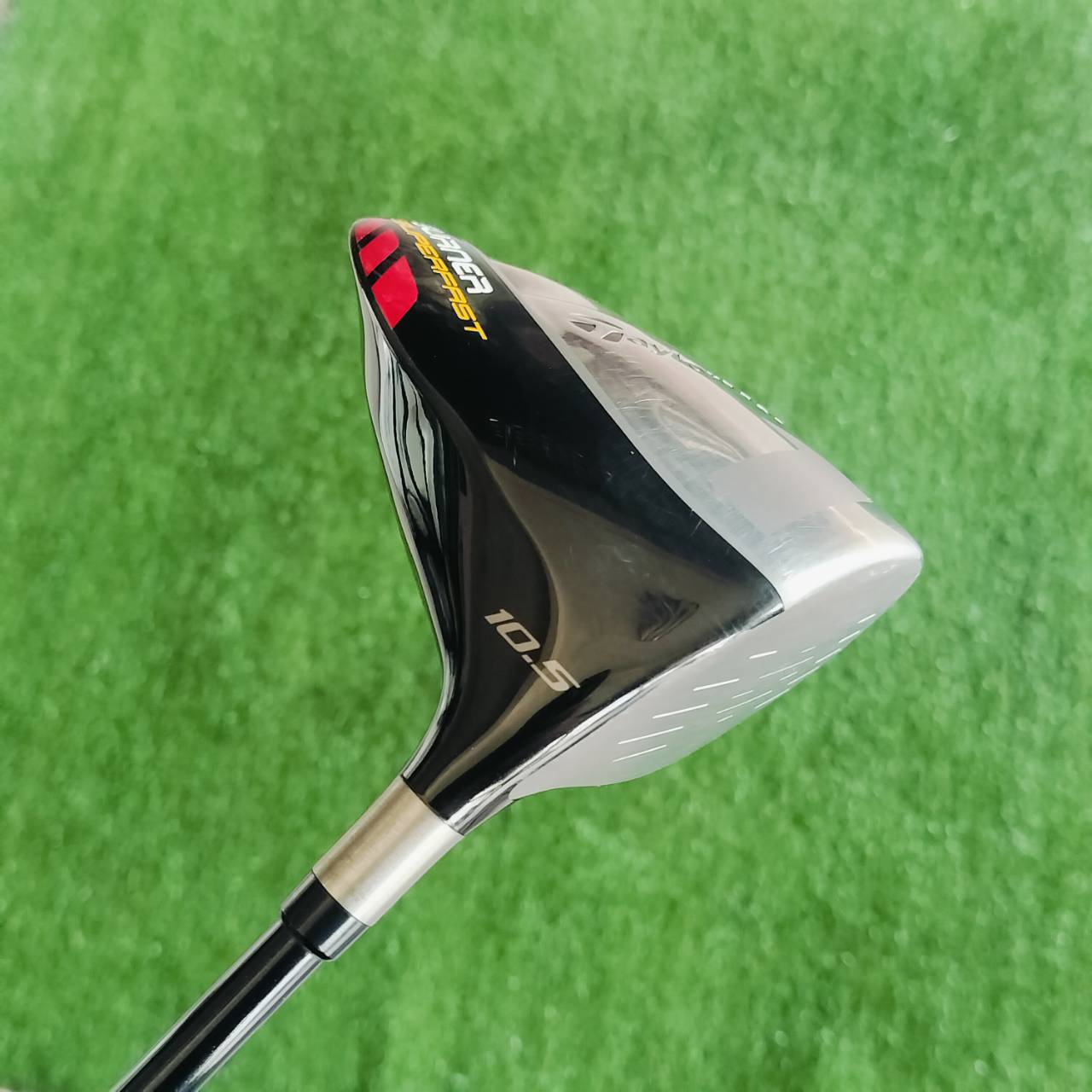 DRIVER TAYLORMADE BURNER SUPERFAST องศา 10.5 ก้าน BURNER SUPERFAST FLEX R กระดองเคฟล่า และส่วนด้านหลังยื่นออกไปมาก ทำให้จุด CG อยู่ต้ำและลึกมาก ไม้กอล์ฟพรีเมี่ยมมือสอง ของแท้ By NakaraLuxurious
