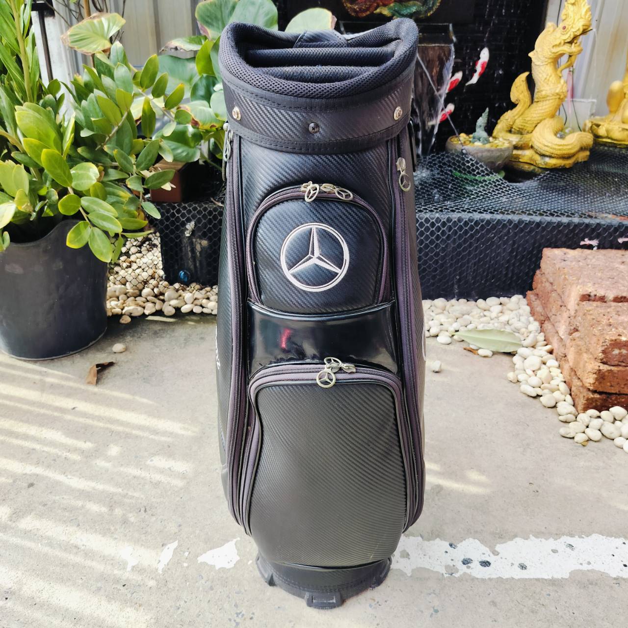 ถุงกอล์ฟ MERCEDES - BENZ หนังสังเคราะห์ลายเคฟล่าสวยมาก มือสอง สภาพสมบูรณ์เดิมๆเลยค่ะ