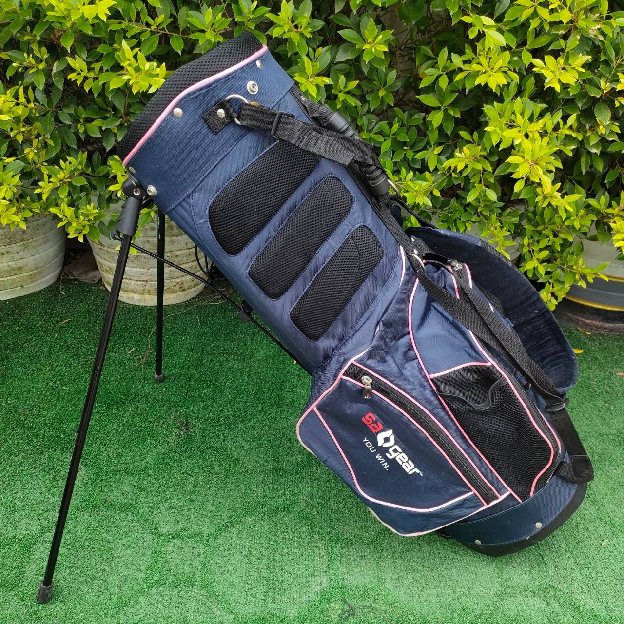 ถุงกอล์ฟ SA GEAR YOU WIN ขาตั้งมือสอง สายสะพายครบ คุณภาพระดับพรีเมี่ยม แข็งแรง กันน้ำครับ ใช้ดีมากครับ สภาพสวยงาม