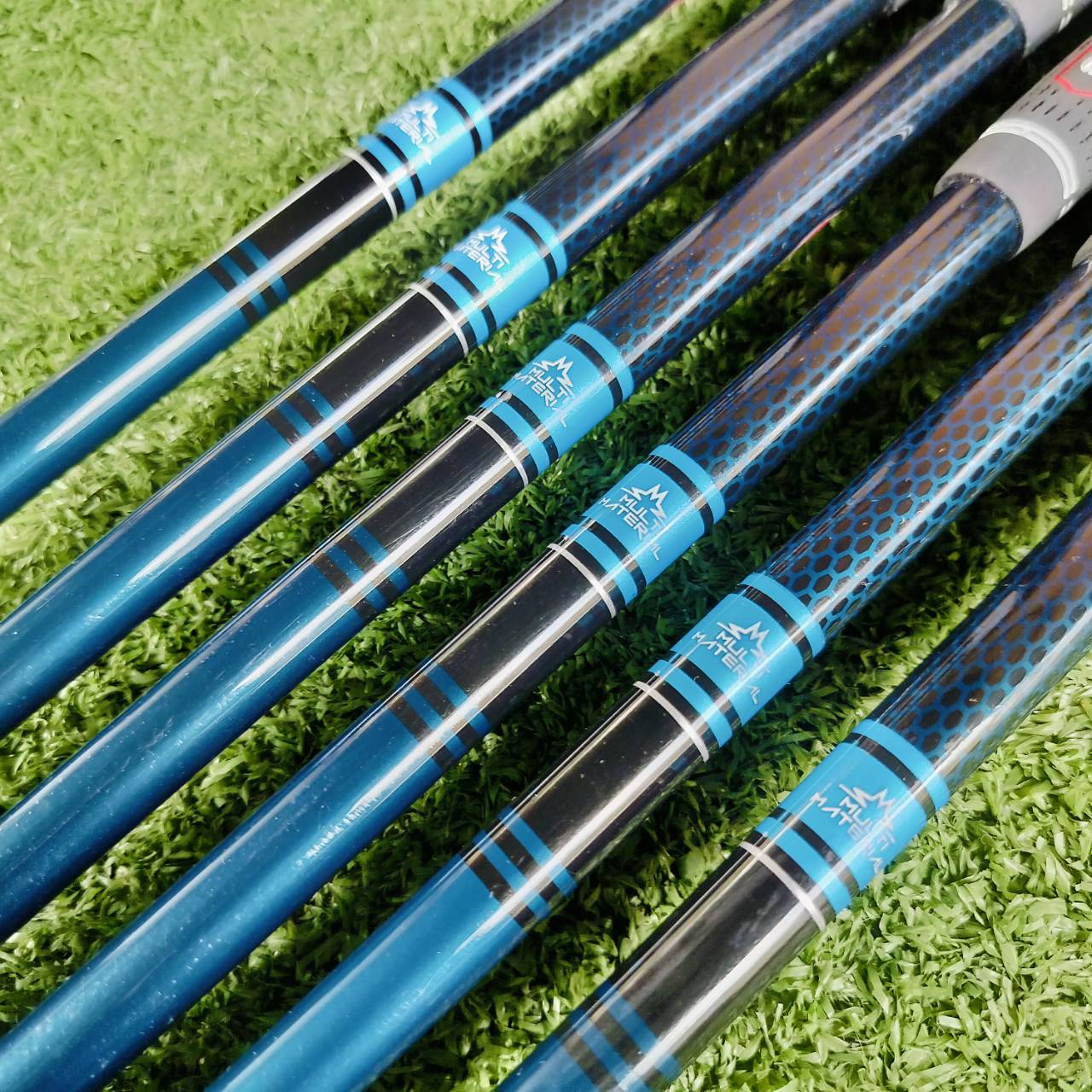 ชุดเหล็ก Taylormade SIM2 MAX ก้าน TENSEI BLUE FLEX R ก้านตัวนี้แพงที่สุดค่ะ ถ้าก้านตัวนี้ ของใหม่อยู่ที่ 43,900 บาทเลยค่ะ มีเหล็ก 5 6 7 8 9 PW . TaylorMade SIM2 Max Irons เหมาะสำหรับนักกอล์ฟที่ต้องการไม้ที่ตีง่าย ชดเชยความผิดพลาดสูง ให้ความรู้สึกนุ่มนวลใน