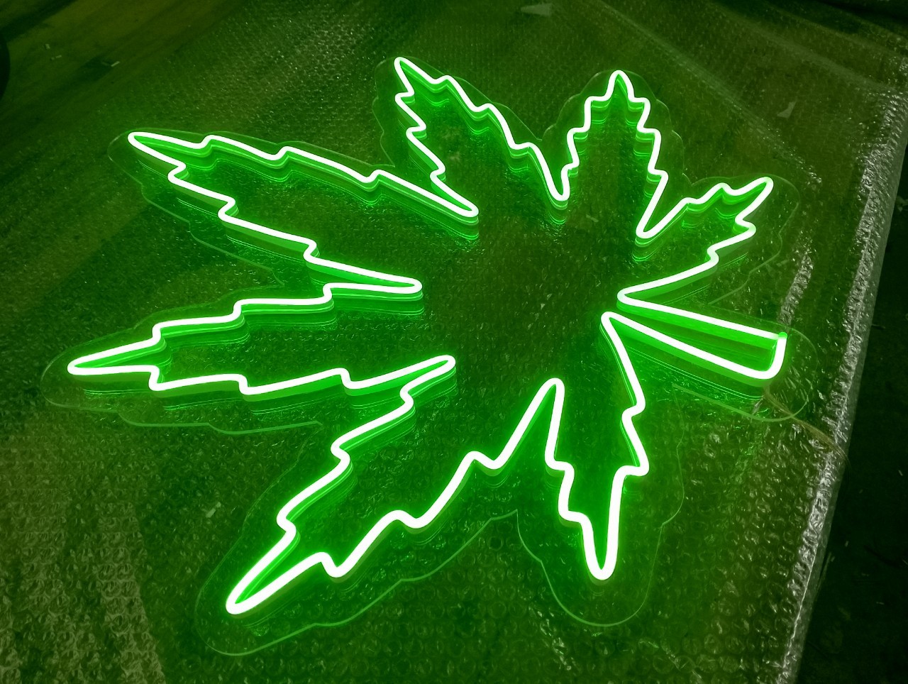 #ป้ายไฟนีออนดัดรูปใบกัญชา