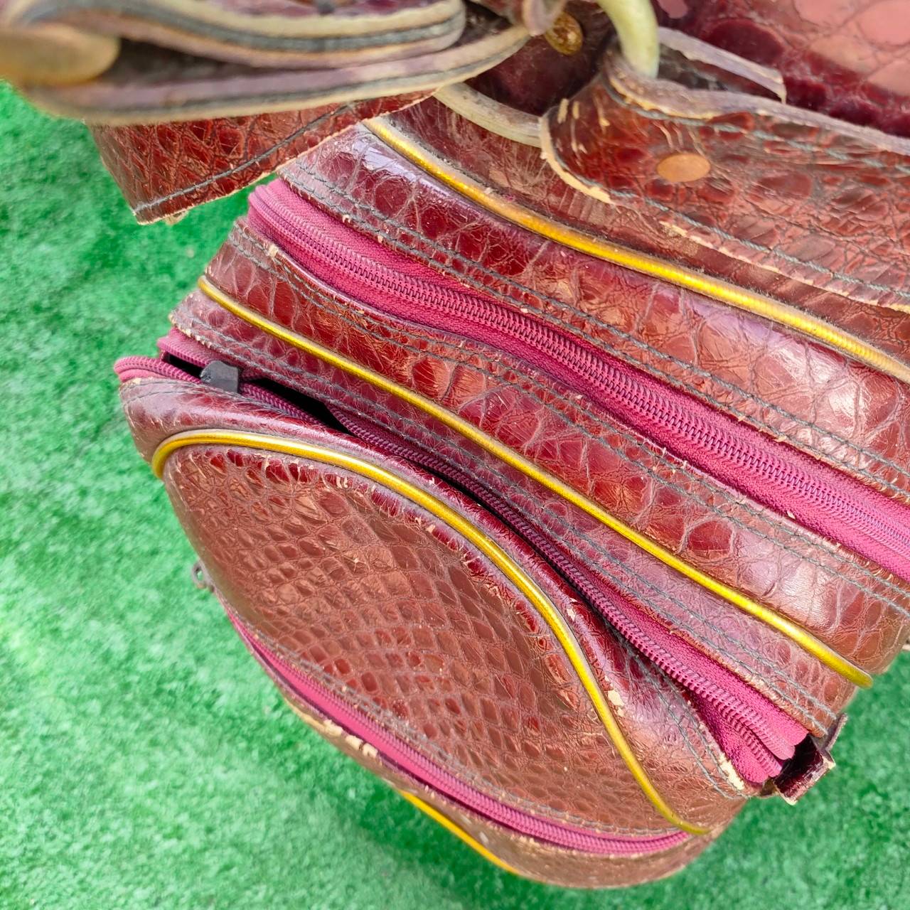 ถุงกอล์ฟ PANYA PY GROUP มือสอง ** มีตำหนิ ชิฟเเตก ** ด้านหลัง ถุง 9 นิ้ว หนังแท้ ภายในบุกำมะหยี่