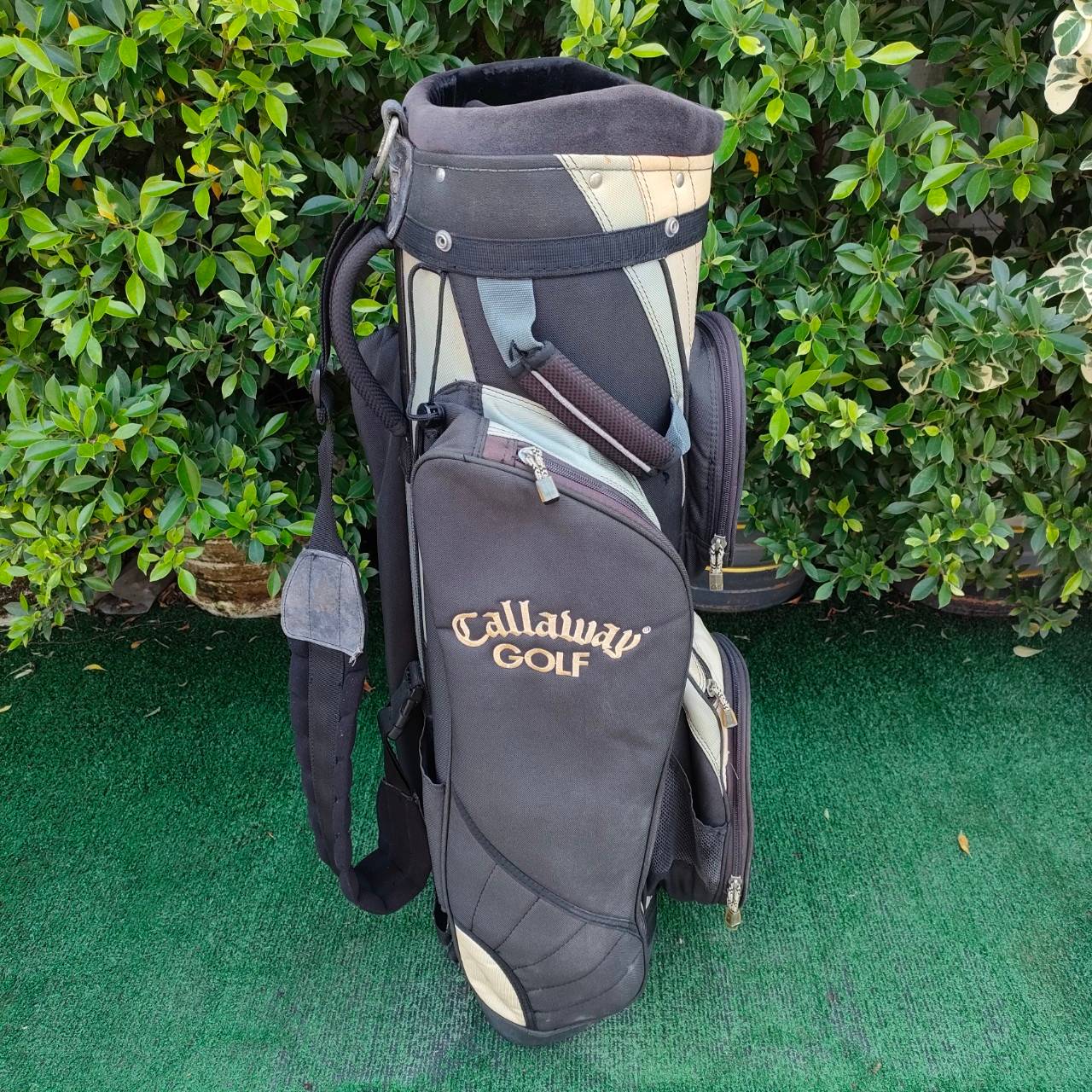 ถุงกอล์ฟ CALLAWAY มือสอง **ตำหนิ มีสีซีด** สภาพโดยรวมใช้ได้ดี ซิปดี ปากถุงดี มีสายสะพาย มือสอง ของแท้ BY NakaraLuxurious