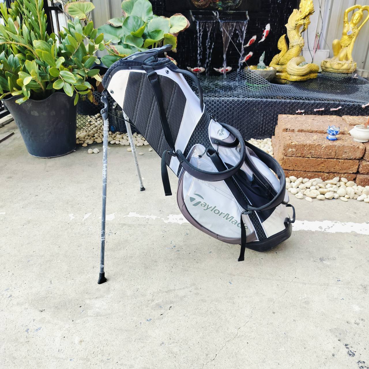 ถุงกอล์ฟ Taylormade Stand BAG สภาพสวยมากเดิมๆทุกอย่าง มาพร้อมสายสะพายอย่างดี ถุงที่ขาตั้งยังไม่ได้เอาออก