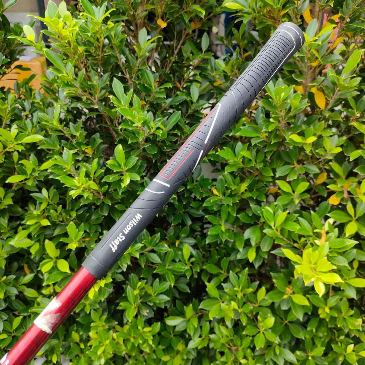 HYBRID 4 WILSON STAFF HEAVY SOLE ก้าน GRAPHITE FEEL HH HALF องศา 24 เป็นก้านสุดยอดเทคโนโลยี ครึ่งเหล็ก ครึ่งกราไฟต์ ทำให้ตีแม่นธงมากขึ้น ในระยะ 200 + - แม่นกรีน เหมือนตีเหล็กวางเลย แต่ตีง่ายกว่าเหล็กมากครับ