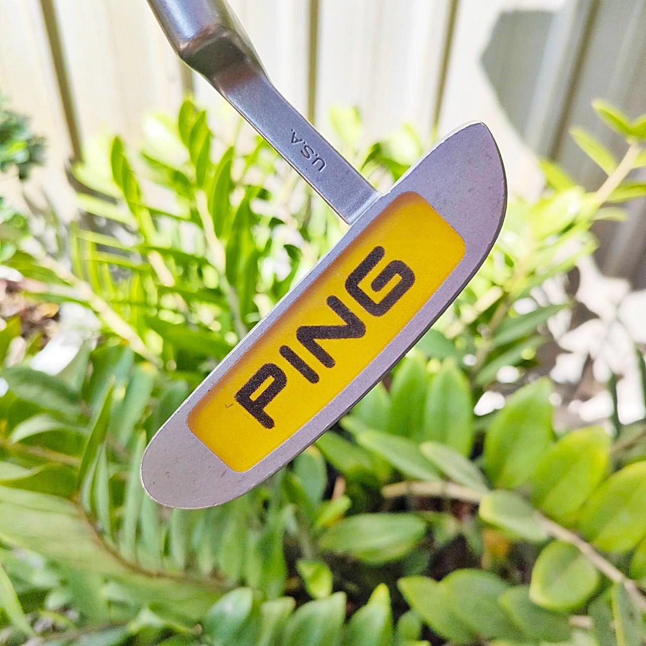 PUTTER PING B60i ความยาว 35 นิ้ว ตัวนี้หน้าอิเซิร์ท ดีมากๆ ได้ฟีลลิ่ง ทั้งนุ่ม และ เกาะไลน์มาก ชดเชยความผิดพลาดได้ดี พัตต์ได้นิ่ง แม่นยำ และเส้นเล็งที่เล็งง่ายมาก ไม้กอล์ฟพรีเมี่ยมมือสอง By NakaraLuxurious