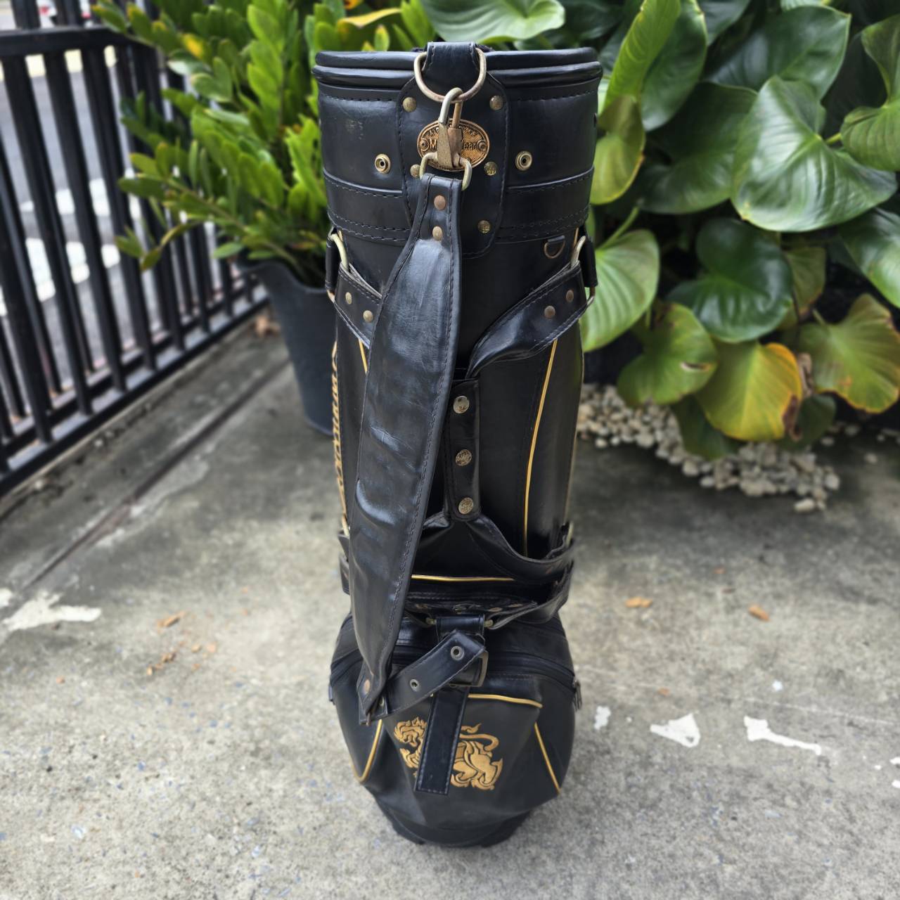 ** ไม่มี COVER ** ถุงกอล์ฟ สิงห์ หนังสวยมากค่ะ วินเทจ หายาก ภายในบุกำมะหยี่ นอกจากนั้นใช้งานได้ตามปกติเลยค่ะ