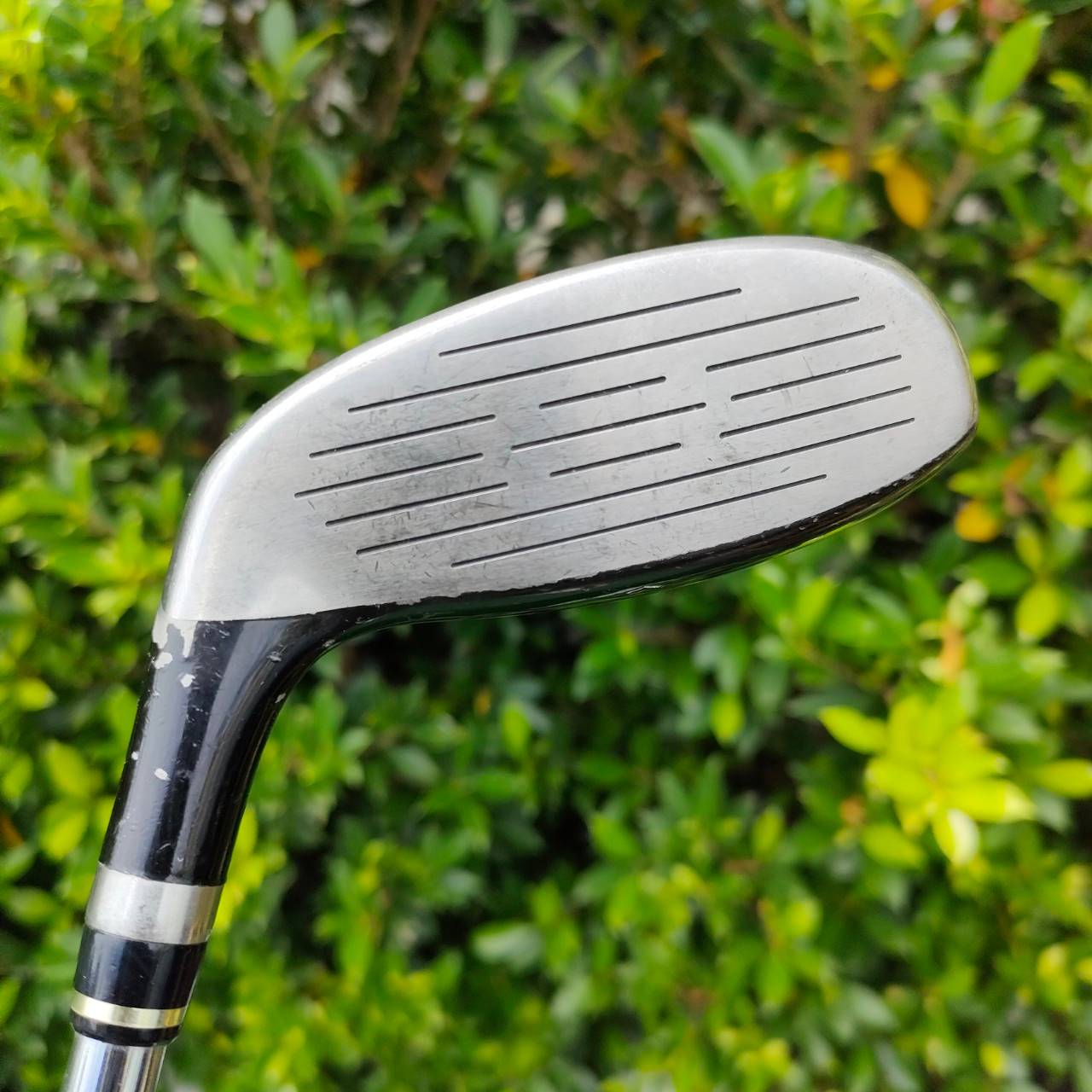 HYBRID 4 WILSON STAFF HEAVY SOLE ก้าน GRAPHITE FEEL HH HALF องศา 24 เป็นก้านสุดยอดเทคโนโลยี ครึ่งเหล็ก ครึ่งกราไฟต์ ทำให้ตีแม่นธงมากขึ้น ในระยะ 200 + - แม่นกรีน เหมือนตีเหล็กวางเลย แต่ตีง่ายกว่าเหล็กมากครับ