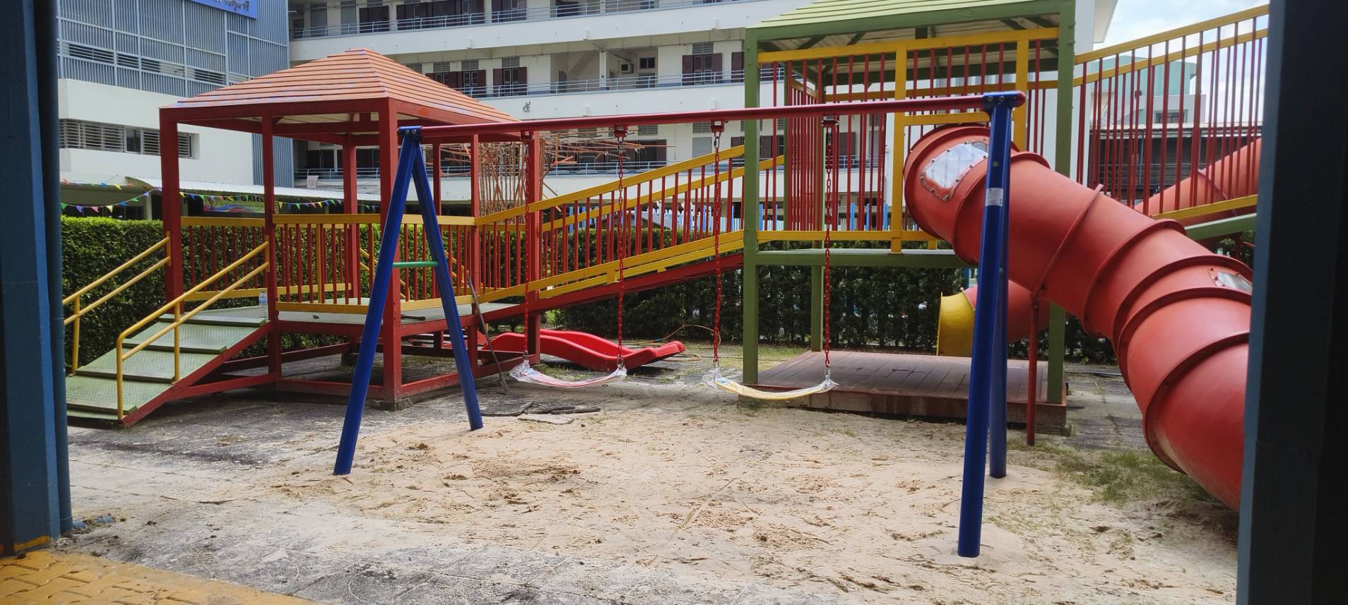 เครื่องเล่นสนามกลางแจ้ง เครื่องเล่นสนามเหล็ก ชุดชิงช้า 2 ที่นั่ง สินค้าผลิตในไทย มีมอก. สั่งทำสีตามต้องการได้