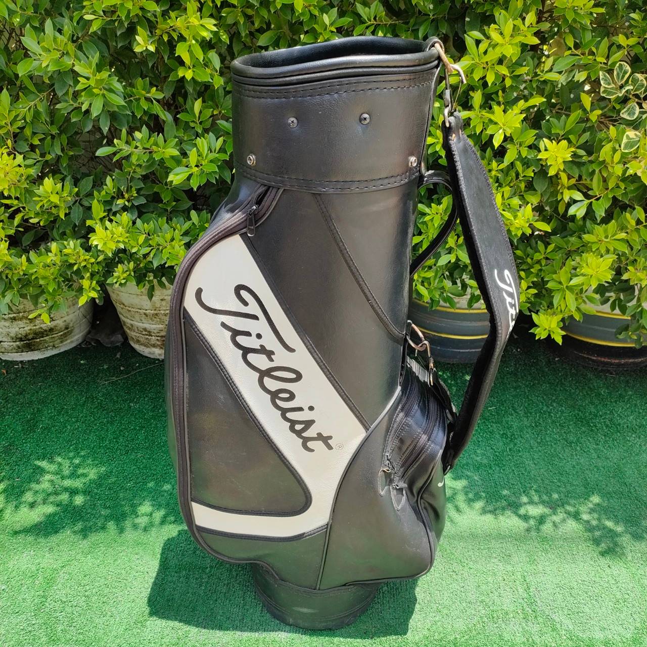 ถุงกอล์ฟ TITLEIST มือสอง สภาพสวยเรียบร้อย เป็นถุง TOUR ภายในบุกำมะหยี่อย่างดี ไม้กอล์ฟมือสอง ของแท้ BY NakaraLuxurious