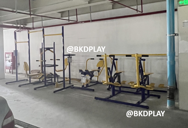 เครื่องออกกำลังกายกลางแจ้งผู้ใหญ่,บริหารขา เข่า น่อง แบบขาดัน ยกตัวคู่ ,ลานกีฬาอเนกประสงค์ ,สวนสาธารณะ ,เทศบาล ,หมู่บ้าน ,ผลิตในไทย ,สั่งทำตามสีที่ต้องการได้ ขนาด 80x180x170 ซม.