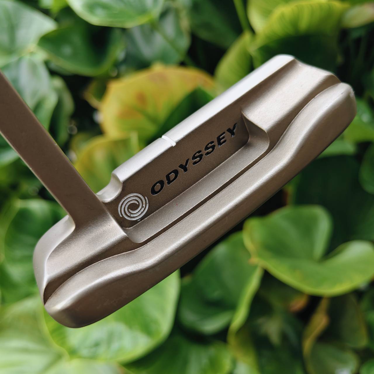 PUTTER ODYSSEY WHITE HOT TOUR #1 เสริมด้วยลวดลาย เพื่อเพิ่มการเกาะไลน์ของลูกอย่างดีเยี่ยม