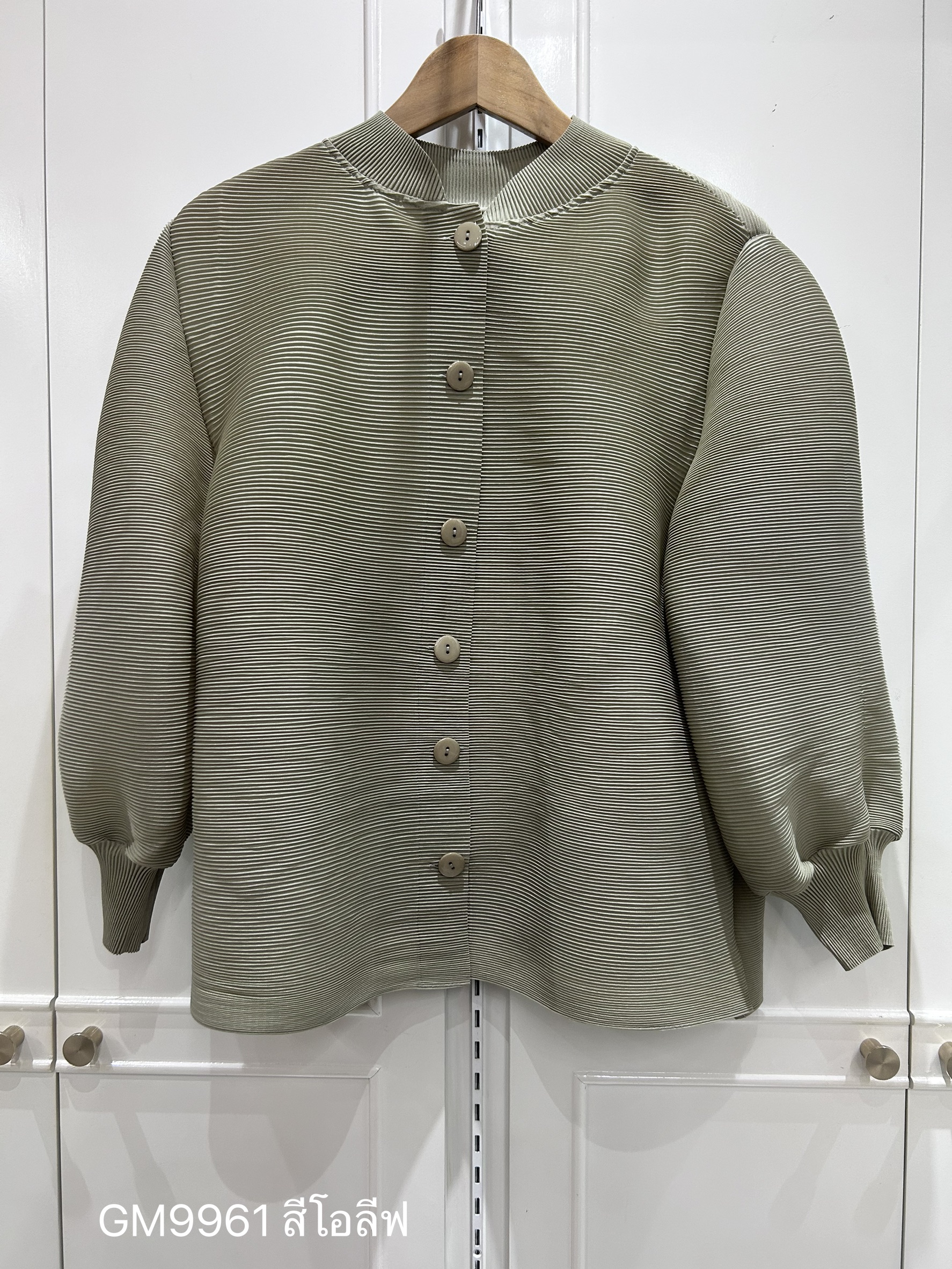 2MUAY GM9961 เสื้ออัดพลีทคอปกแมนดาริน กระดุมผ่าหน้า แขนจั๊ม MANDARIN CUFF SLEEVE PLEATED TOP 23 สี FREE SIZE