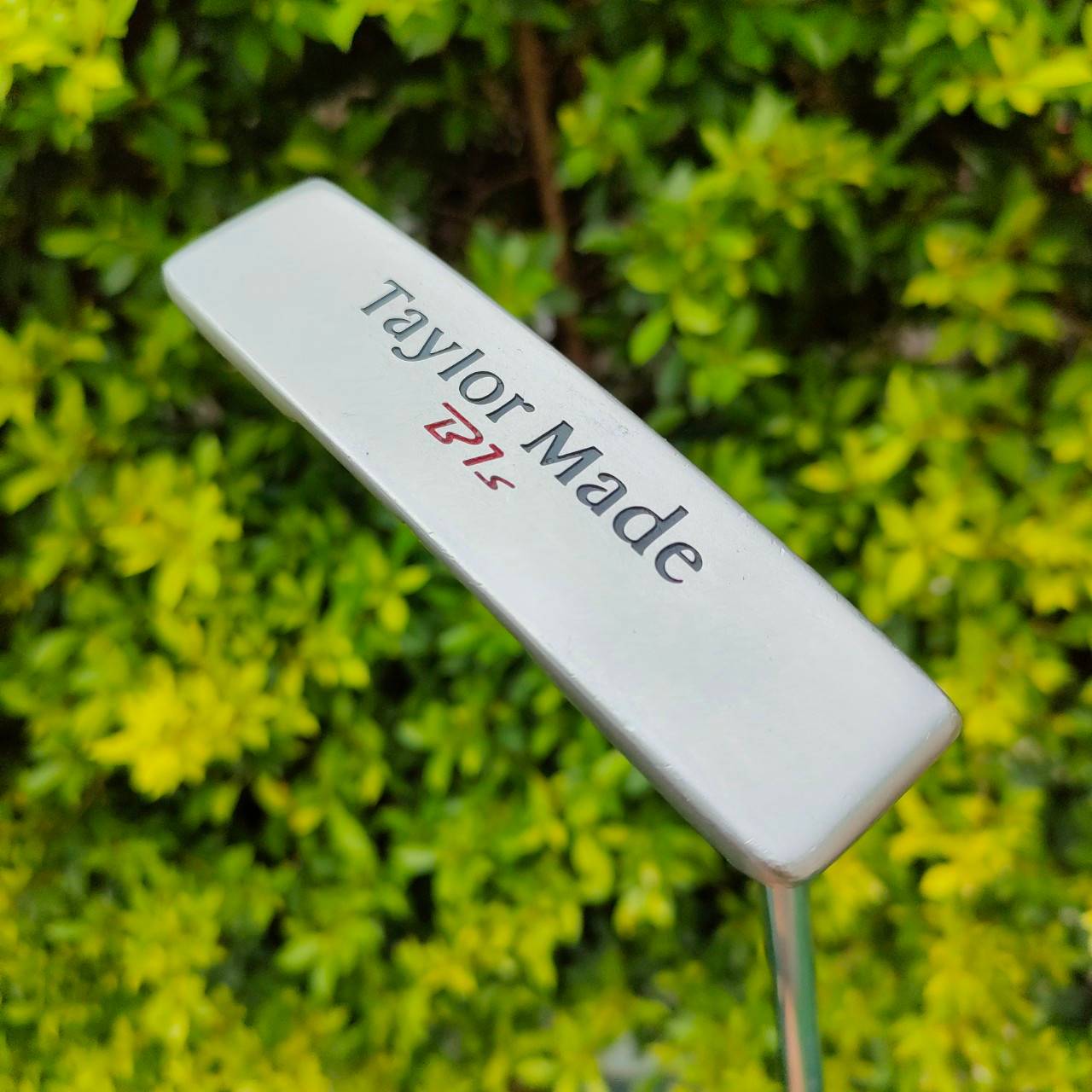 PUTTER TAYLORMADE B1S NUBBINS ความยาว 34 นิ้ว ตัวนี้ดังที่สุด!!! หน้าสัมผัสเป็นยางพิเศษ อินเซิร์ทพิเศษ ที่ทั้งนุ่มและปุ่มๆที่ช่วยให้ลูกหมุนออกจากหน้าไม้ได้เร็วขึ้นทำให้เกาะไลน์แบบสุด!! สภาพสวยเดิม!!! ไม้กอล์ฟมือสอง ของแท้ BY NakaraLuxurious