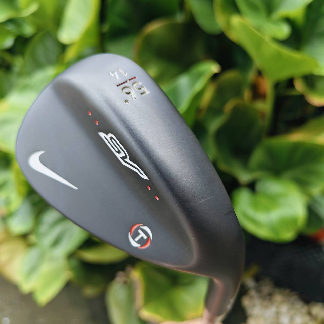 Nike SV‑T Wedge – 56° / Bounce 14° Sand Wedge ที่ให้ Spin ควบคุมระยะ รอบกรีนได้แม่นยำ