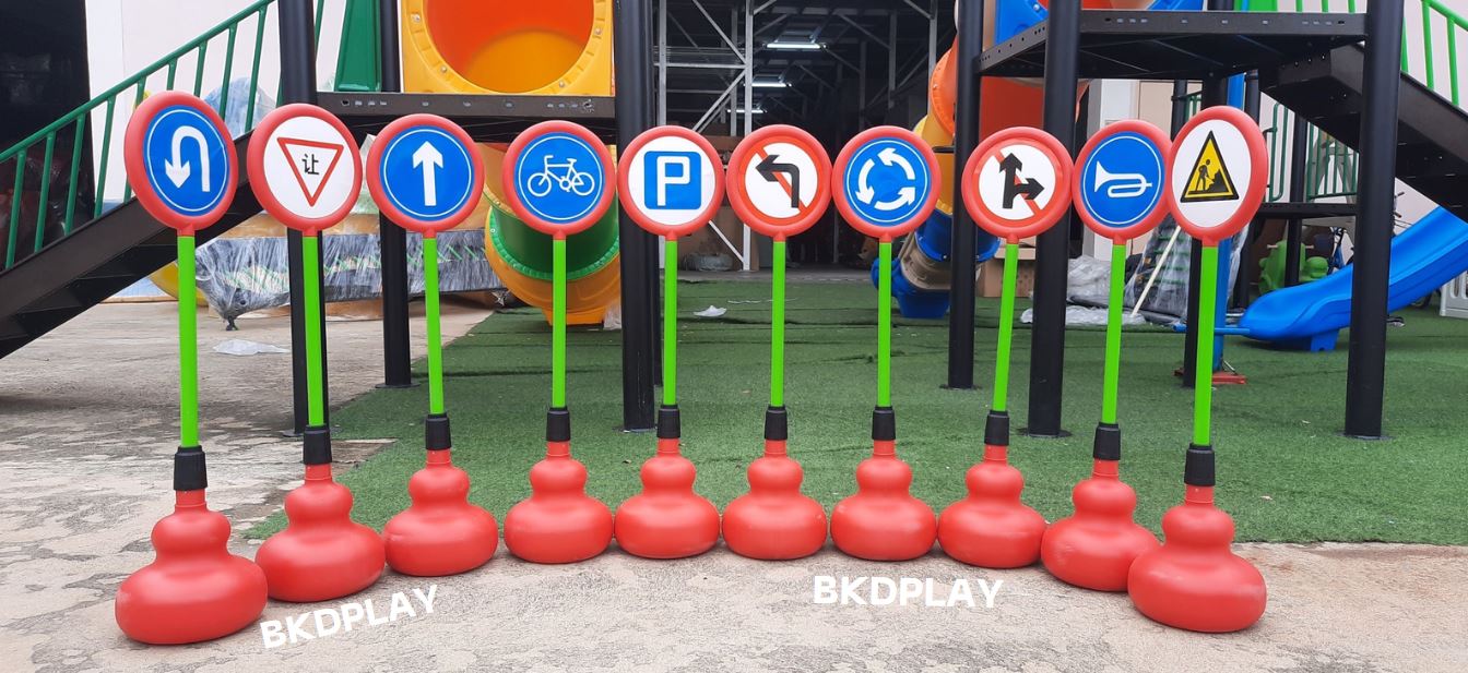 ป้ายจราจรจำลอง (รถยนต์) 10 ชิ้นต่อ1ชุด ตั้งสนาม, ป้ายจราจรสนาม ของเล่น สื่อการสอน,พร้อมส่ง