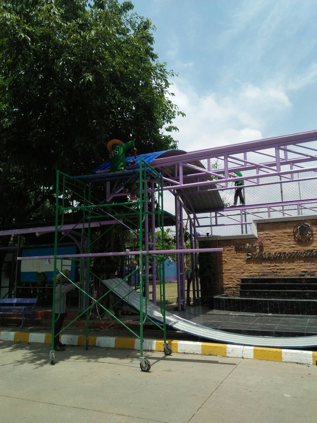 รร. ศึกษานารี ทำหลังคาทางเชื่อมอาคารเรียน