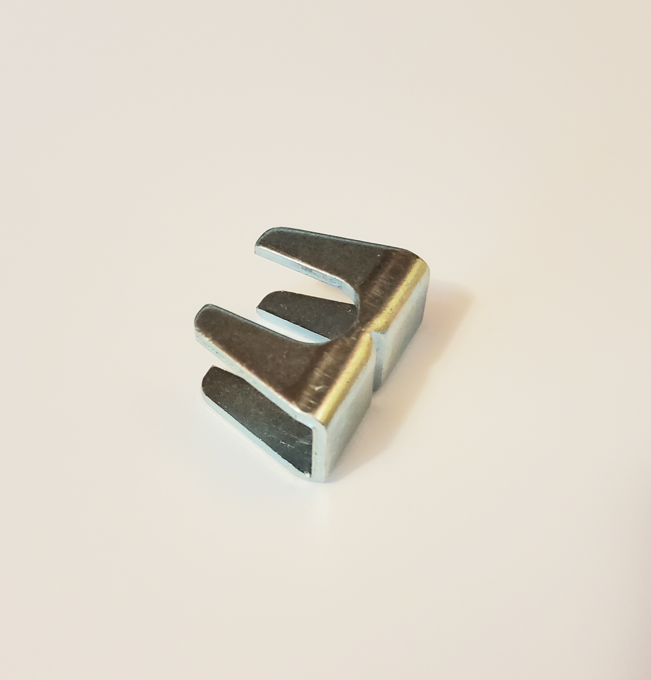 Etujarrusylinterin säädön kannatin MGA, Midget, Minor, TR2-3 =13e