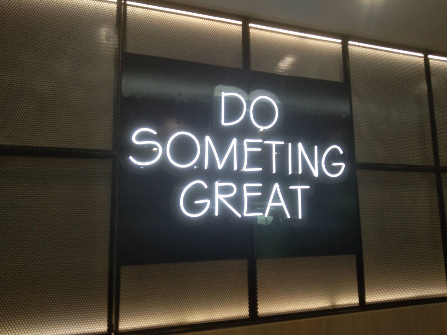 งานติดตั้งป้ายไฟนีออนดัด LED แสงสีขาว ขนาดรวม 142×78cm. รองหลังอะคริลิคใสหนา 3มิล ขนาดป้าย 152×88cm.