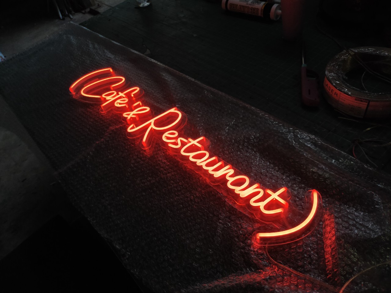 ไฟนีออน เฟค