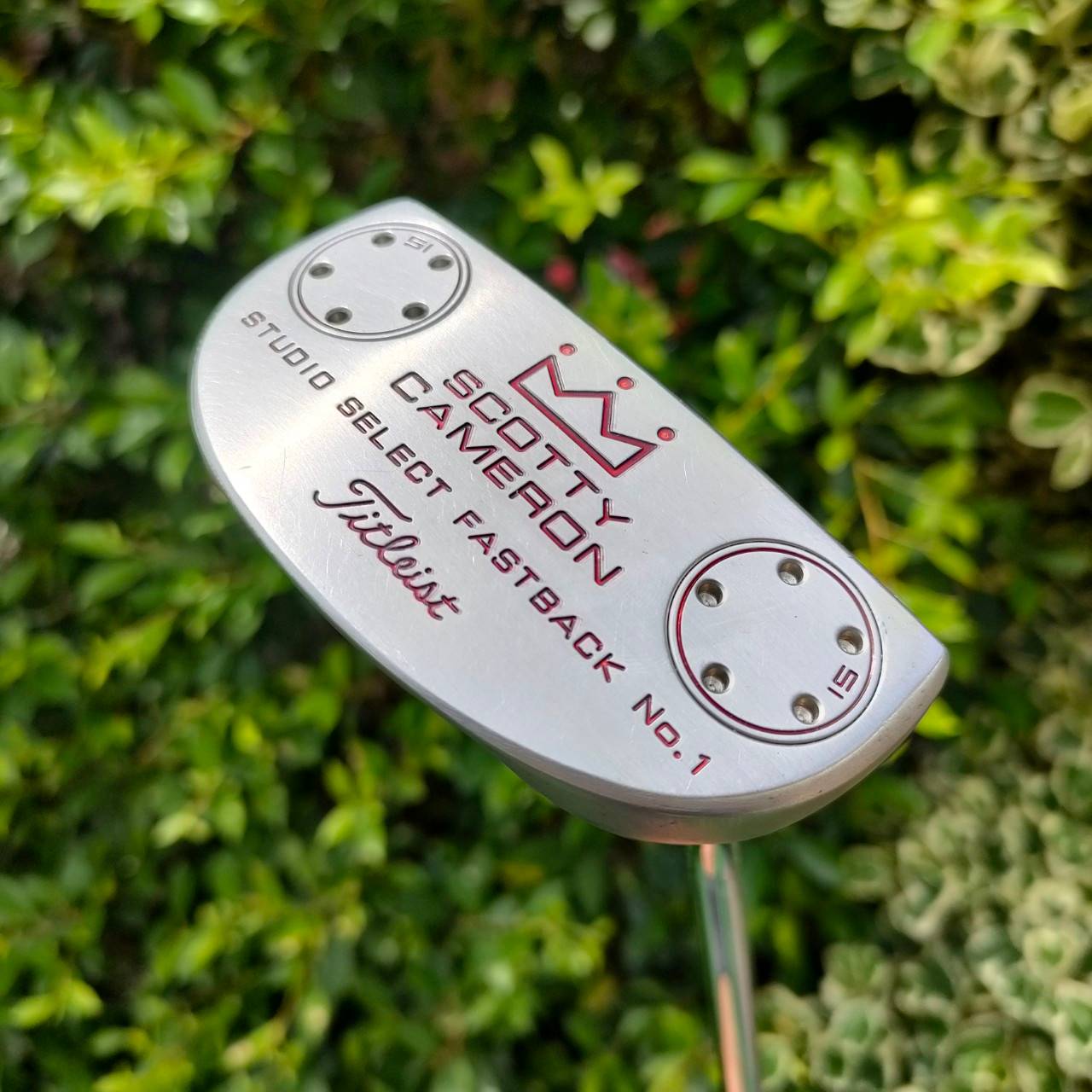 PUTTER TITLEIST SCOTTY CAMERON STUDIO SELECT FASTBACK NO.1 ความยาว 34 นิ้ว สวยเดิมทุกอย่าง รุ่นนี้พัตต์ดีมากๆ พัตต์ง่ายกว่า STUDIO มาก เพราะมีการชดเชยเพิ่มเยอะมาก และเช่นเดิม น้ำหนัก และหน้าสัมผัส เป็นอันดับ 1 ในใต้หล้า