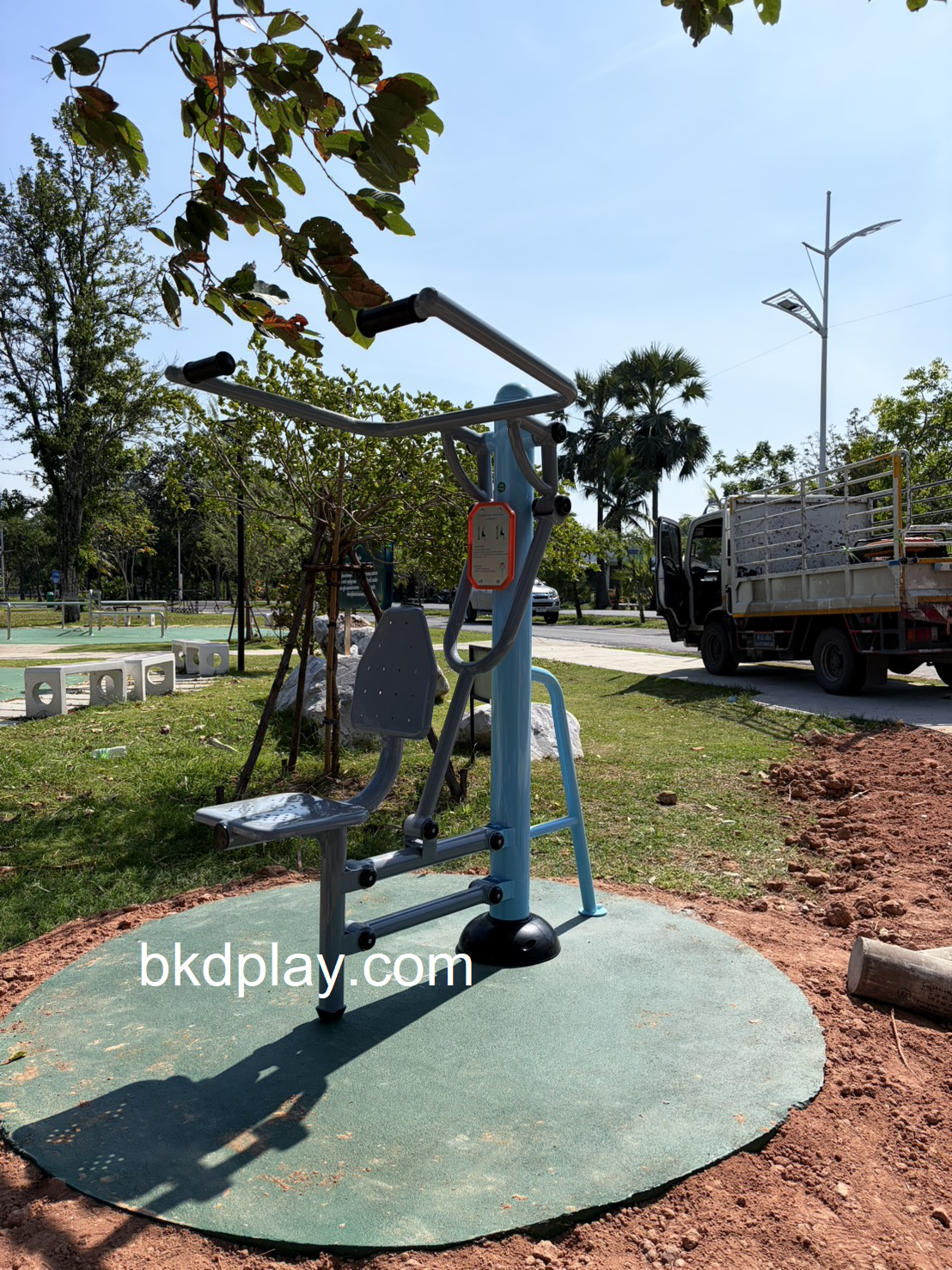 เครื่องออกกำลังกายกลางแจ้ง อุปกรณ์บริหารแขน-หัวไหล่-หน้าอก (แบบดึงเข้าหาตัว) ลานกีฬา อเนกประสงค์ สนามกีฬา ผลิตในไทย สั่งทำตามสีที่ต้องการได้