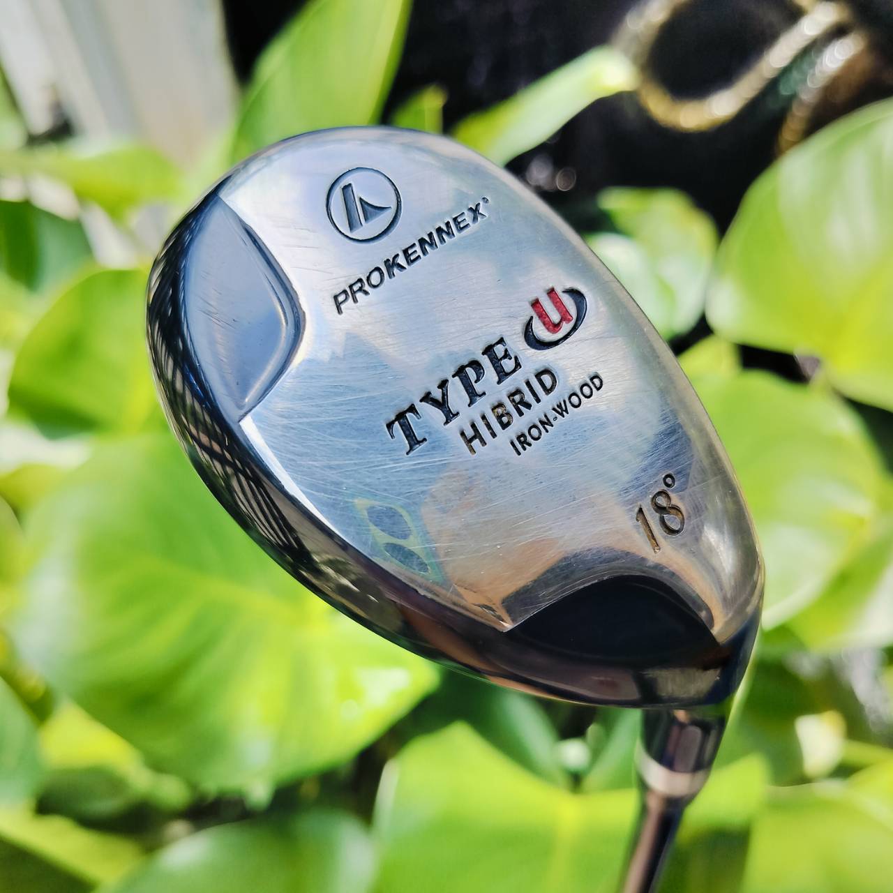 UT PROKENNEX TYPE U องศา 18 FLEX R สภาพสวยเดิม ก้านเดิมๆ ไม่ผ่านการถอดโมใดๆ มีออฟเซ็ตที่คอไม้เล็กน้อย เพื่อให้มือใหม่มือกลางตีได้ตรงขึ้น ลดอาการเฟดได้ดีมาก ไม้กอล์ฟพรีเมี่ยมมือสอง ของแท้ By NakaraLuxurious