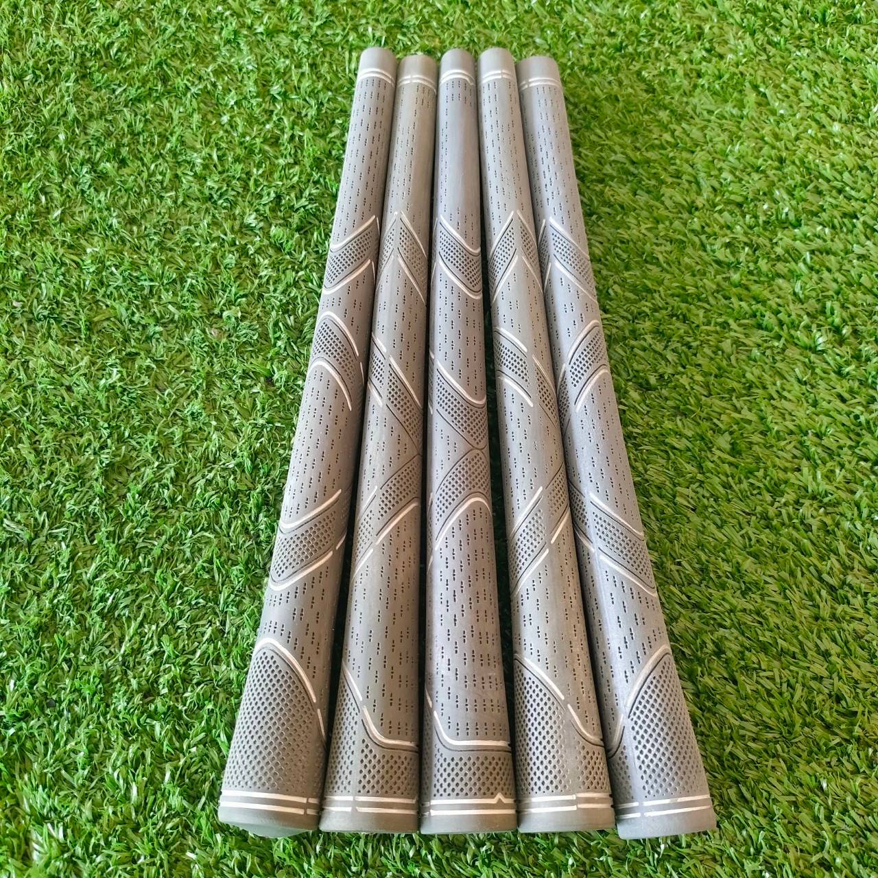 **ราคาต่อชิ้น** GRIP CUSTOM ของใหม่!!! วัสดุพรีเมี่ยม ออกแบบลายให้จับพอดีกับลักษณะมือ!! มือหนึ่ง ของแท้ BY NakaraLuxurious