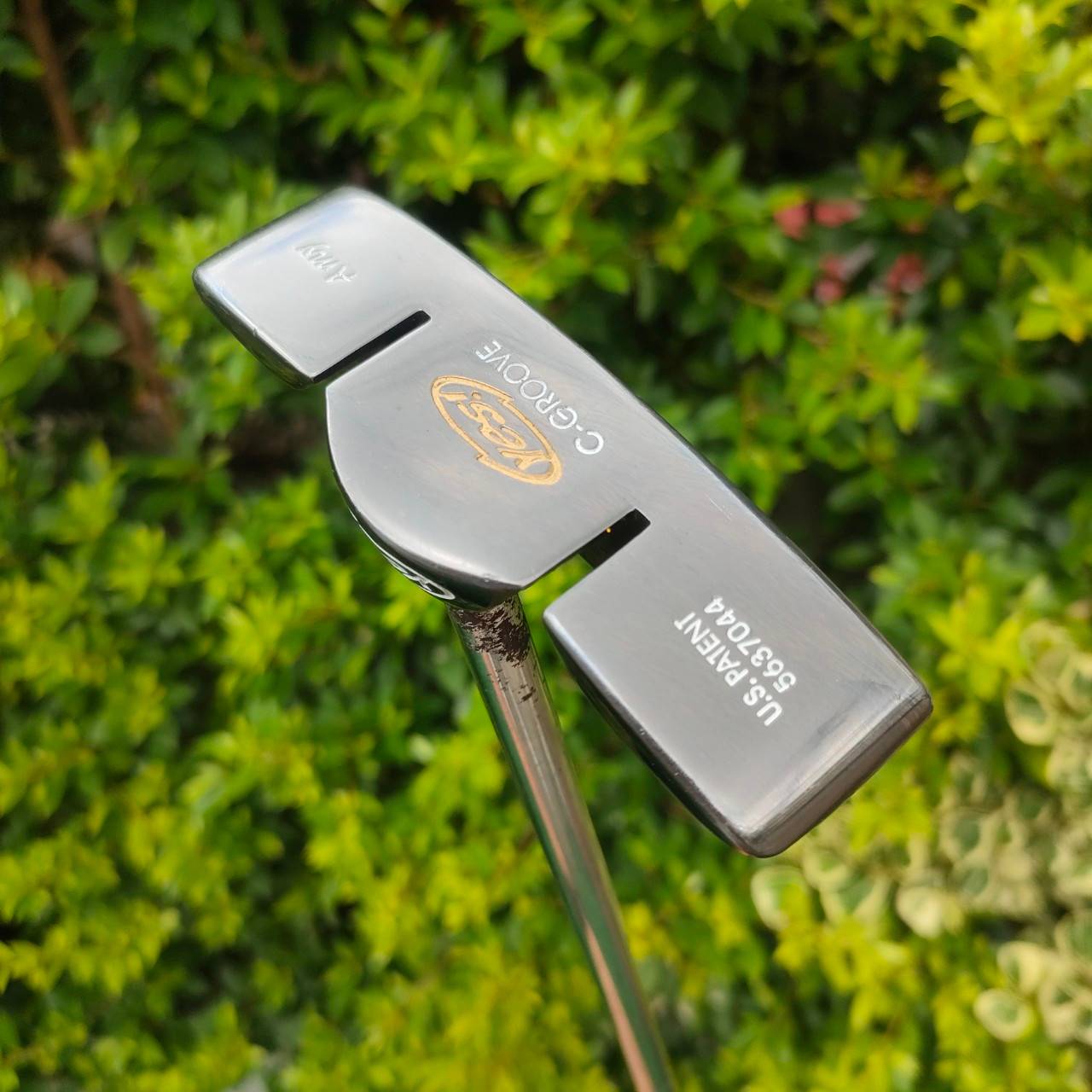 PUTTER YES C- GROOVE ความยาว 34 นิ้ว *** กริพเสื่อมสภาพ *** รุ่น ANY ก้าน CENTER SHAFT น้ำหนักดีมาก กระจายน้ำหนัก และชดเชยความผิดพลาดสูง วัสดุพรีเมี่ยม หน้าพัตเตอร์ เป็น MILLED ไม้กอล์ฟมือสอง ของแท้ BY NakaraLuxurious