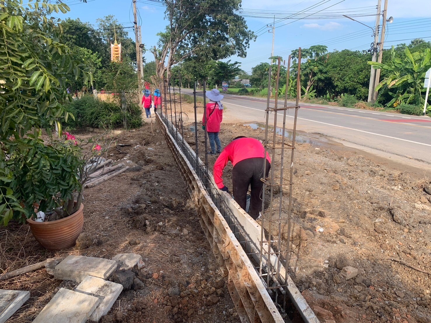สร้างกำแพงวัดดงกะเชา จ.สุพรรณบุรี