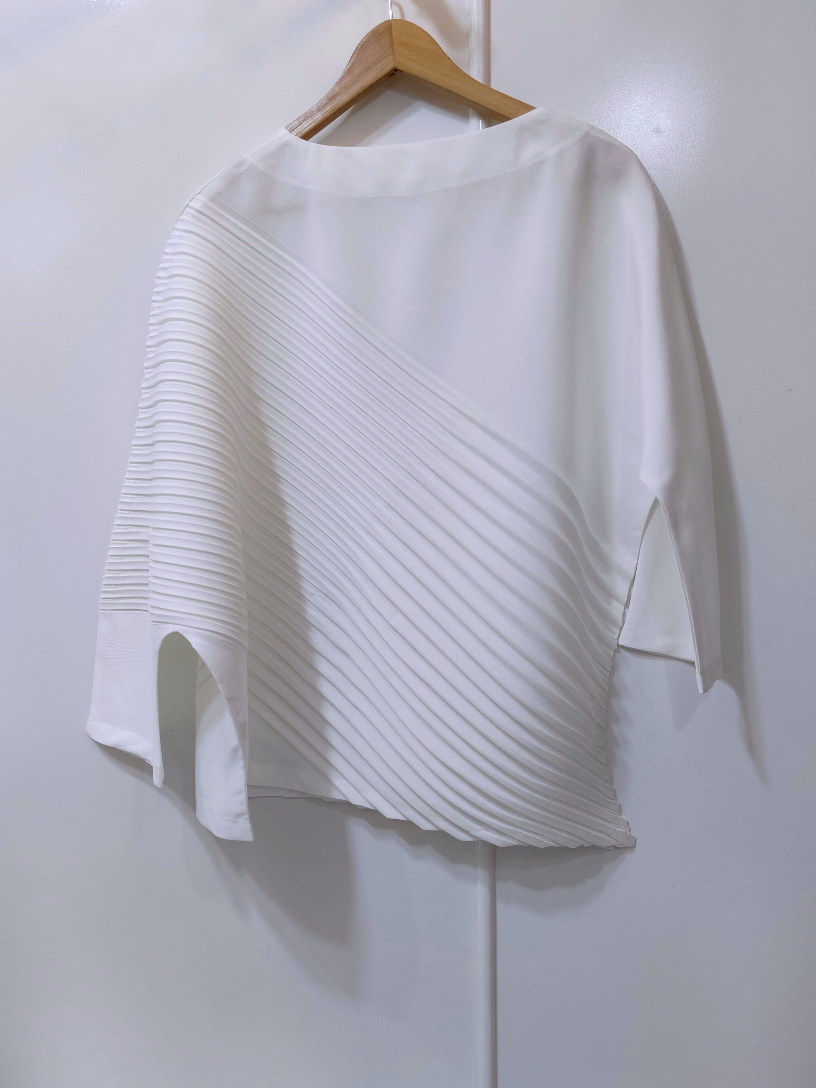 ปรับราคาลง20%!! อกไม่เกิน46 นิ้ว! 2MUAY รุ่น GJO2010 เสื้ออัดพลีทคุณภาพ CHIC DIAGONAL PLEATED TOP 6 สี FREE SIZE