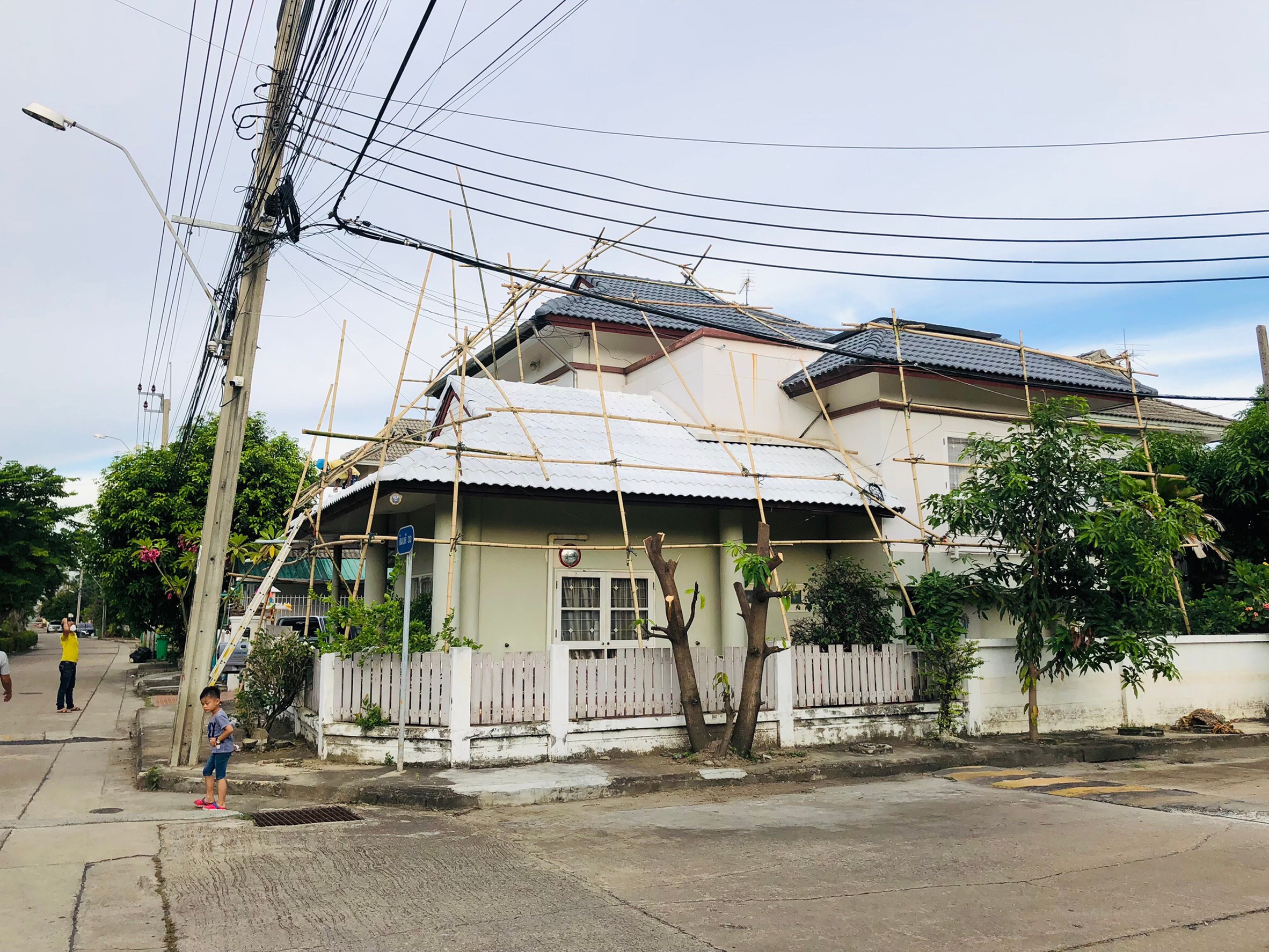 งานทาสีบ้าน และทาสีหลังคาพร้อมกันซึม ม.สินบดี