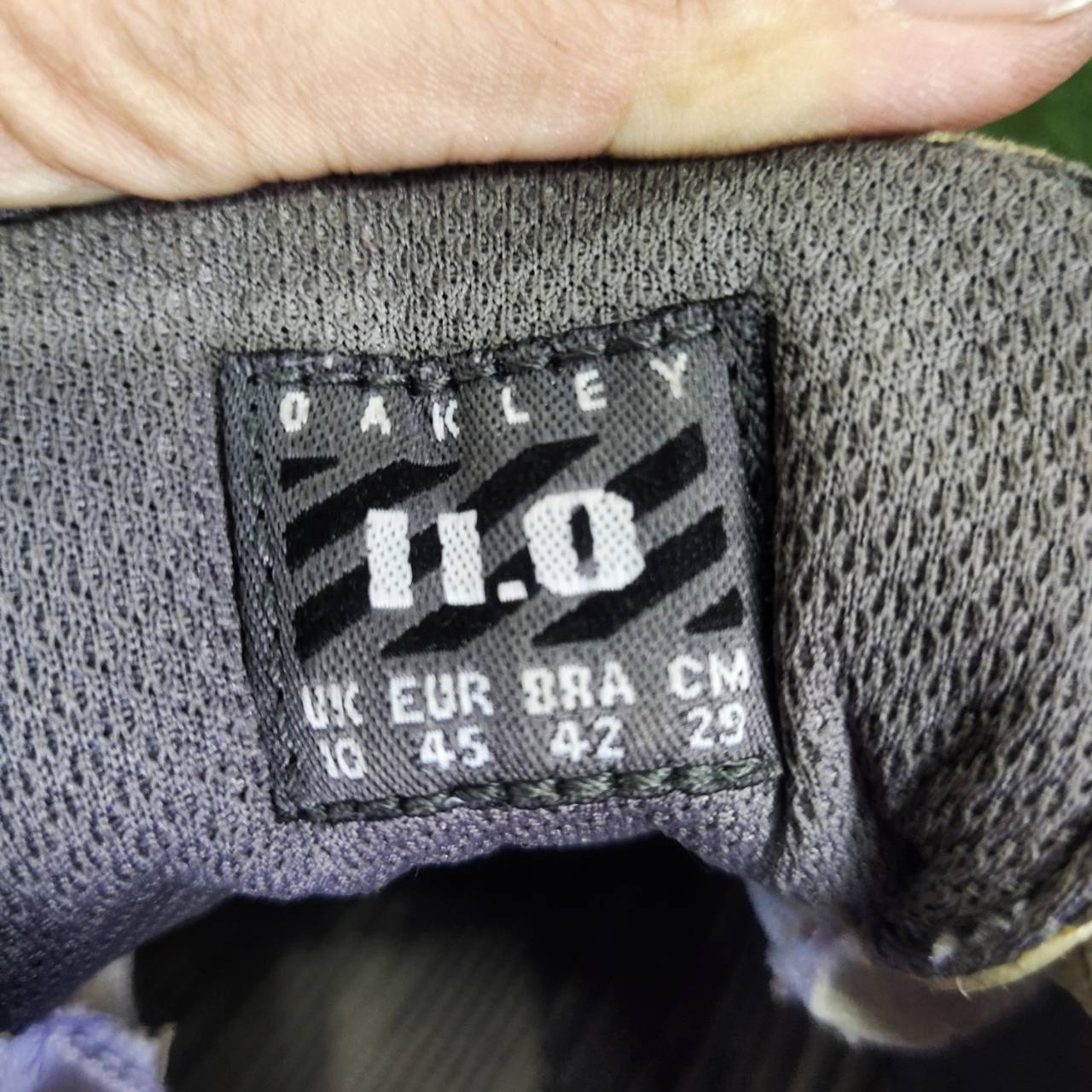 รองเท้ากอล์ฟ OAKLEY มือสอง ของแท้ เปลี่ยนปุ่มได้ เบอร์ 10 UK สภาพตามรูปเลยค่า