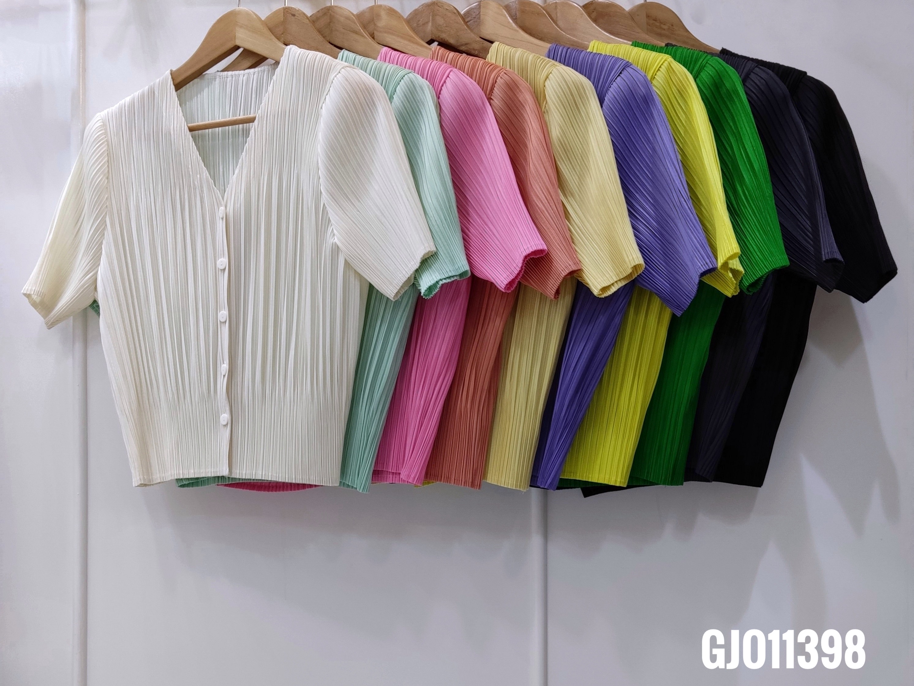 2MUAY รุ่น GJO11398 เสื้ออัดพลีท V NECK BUTTON FRONT PLEATED TOP 10 สี FREE SIZE