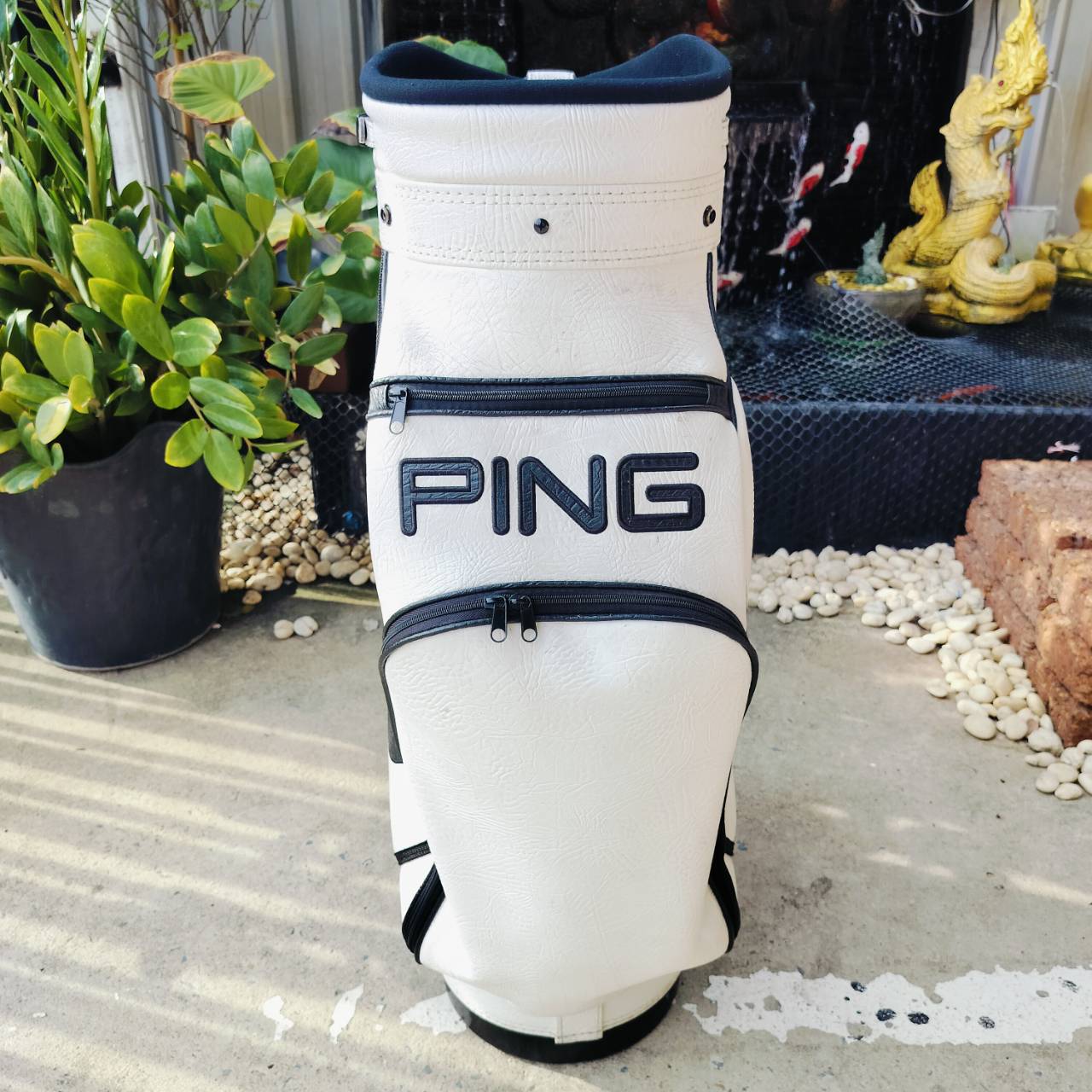 ถุงกอล์ฟ PING ถุง TOUR ใบใหญ่ สีขาวสวยมาก สภาพสวยเดิมเลยค่ะ เป็นรุ่นยอดนิยม ถุงกอล์ฟพรีเมี่ยมมือสอง ของแท้ By NakaraLuxurious