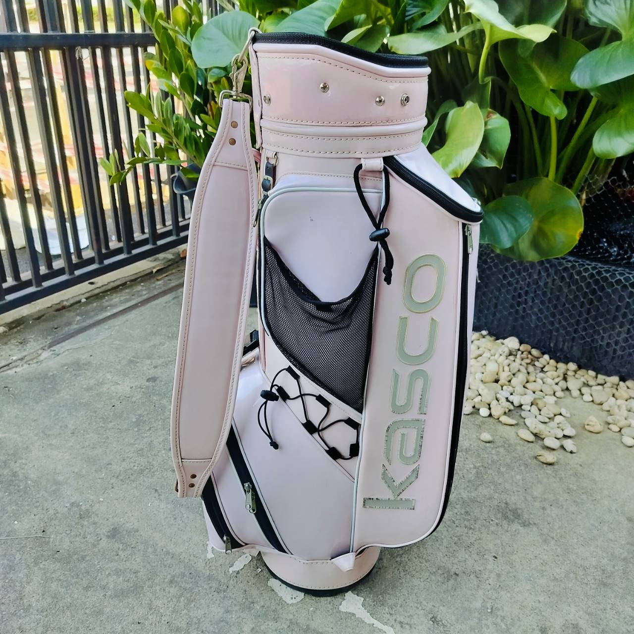 ถุงกอล์ฟ KASCO ของแท้ มือสอง หนังแก้ว สีชมพู สภาพสวย สมบูรณ์ ซิปใช้ได้ดี เป็นรุ่นนิยมของ KASCO ค่ะ