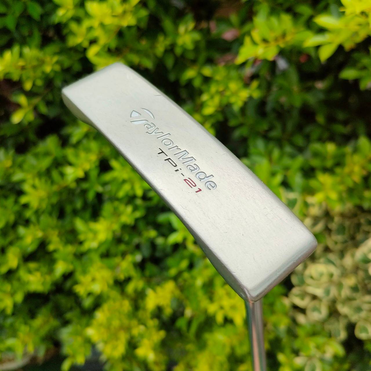 PUTTER TAYLORMADE TPi-21 ความยาว 34 นิ้ว ก้าน TAYLORMADE TPi วัสดุสุดพรีเมี่ยม เนื้อเหล็กสวย!! หน้าอินเซิร์ทพิเศษทั้งนุ่ม และลอยขลุขละจะช่วยในการหมุน!!! ไม้กอล์ฟมือสอง ของแท้ BY NakaraLuxurious