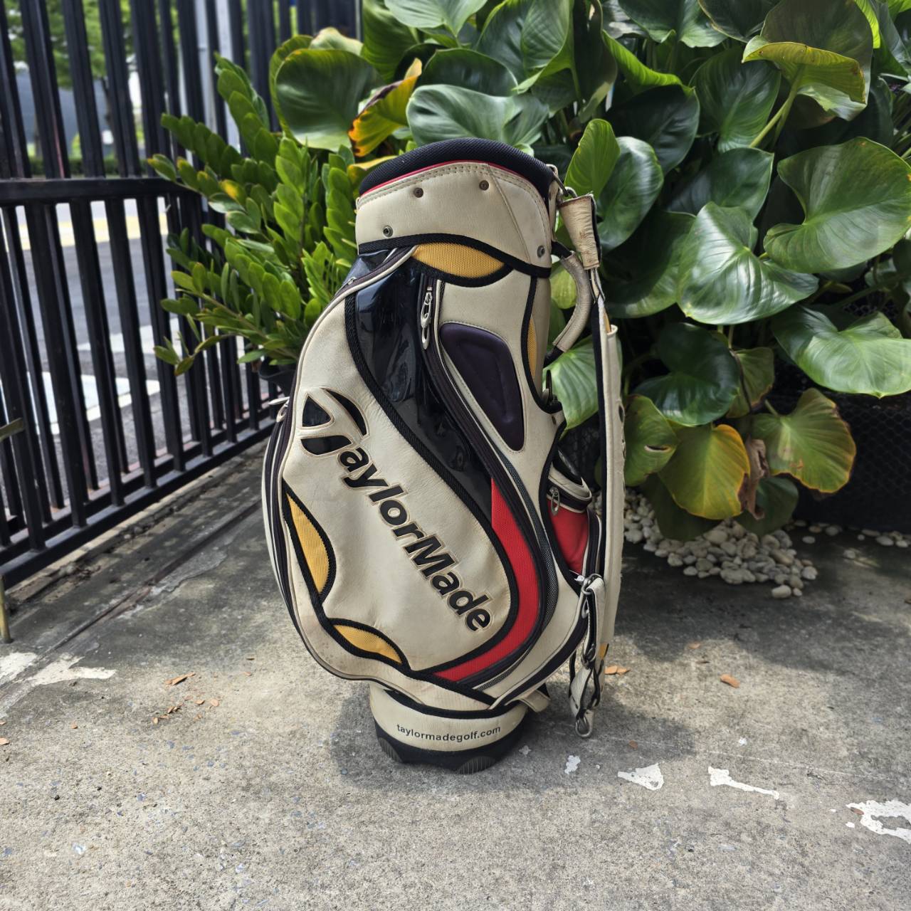 ถุงกอล์ฟ Taylormade TOUR ** มีลอยลอก ตามจุดต่างๆ ** นอกจากนั้นใช้งานได้ตามปกติเลยค่ะ