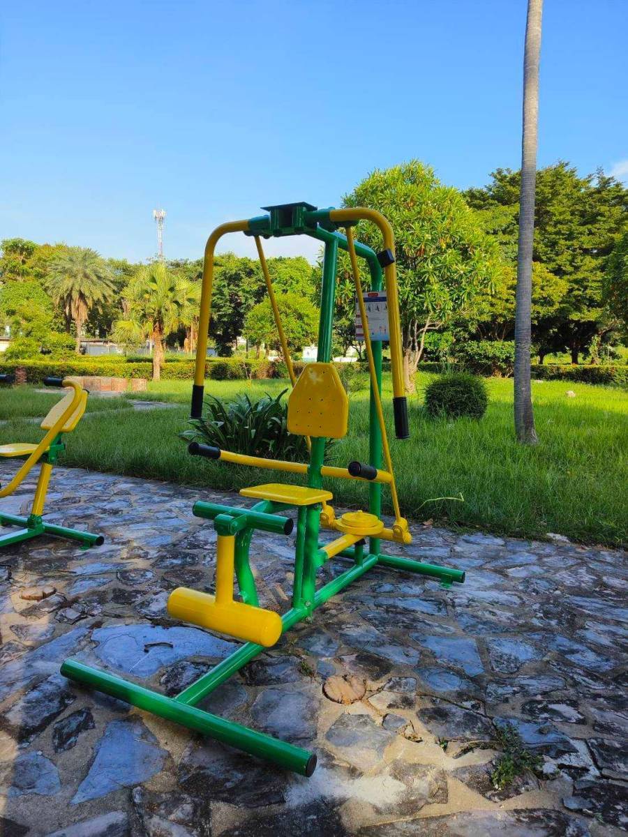 เครื่องออกกำลังกาย กลางแจ้ง ชุดอุปกรณ์บริหารแขน-หัวไหล่-หน้าอก (แบบดึงยกตัว) ลานกีฬา อเนกประสงค์ สนามกีฬา สั่งผลิตตามสีที่ต้องการได้ ขนาด 80 x 120 x 190 ซม.