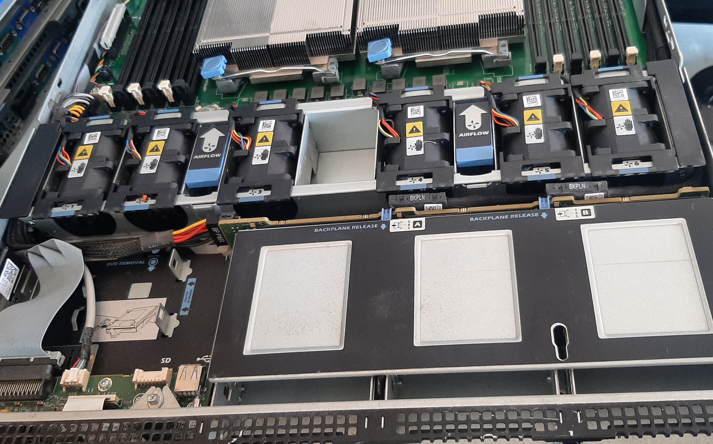 เซิร์ฟเวอร์มือสอง สภาพดี Dell PowerEdge R610 (X5650 Ram4GB HDD sas 2.5 300 GB x4 PSU x1) ประกัน 1 เดือน