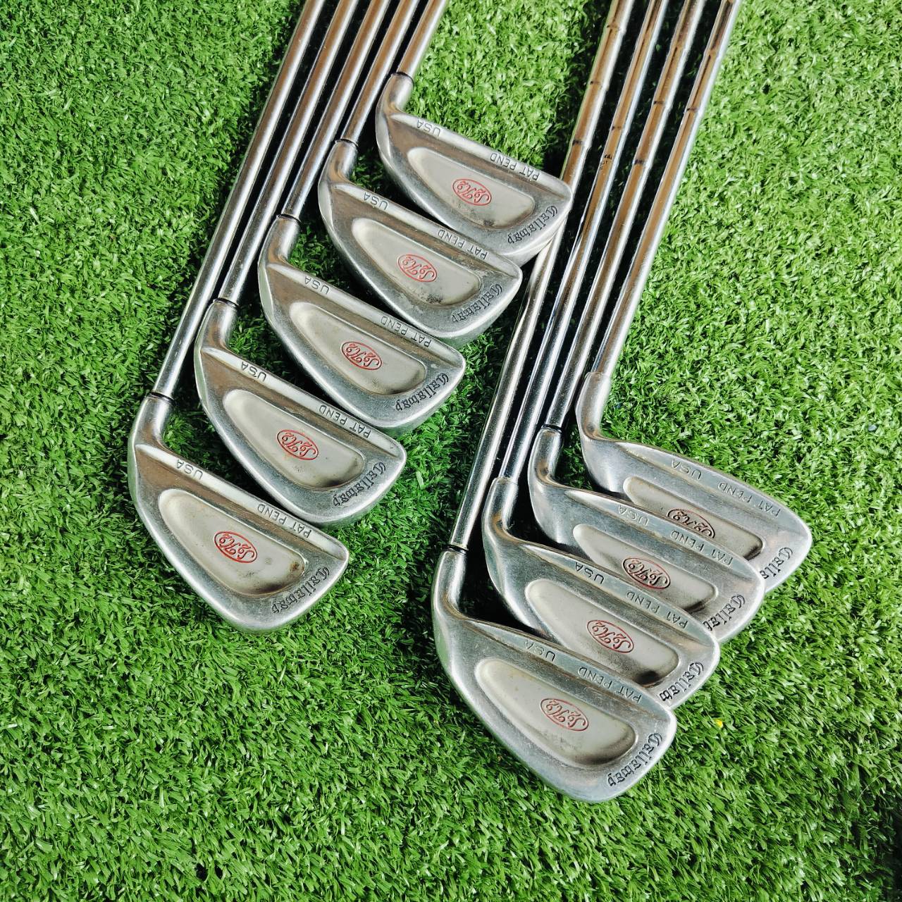 ชุดเหล็ก Callaway S2H2 สุดคลาสสิค เป็นตัวต้นตำหรับ PAT PEN เอกสิทธิ์ ก้านชุดเหล็กแบบเสียบเจาะทะลุ สภาพสวยมาก เดิมทุกอย่าง ก้านเดิม มีเหล็ก 3 4 5 6 7 8 9 P S ได้ทั้งหมด 9 ชิ้น ไม้กอล์ฟพรีเมี่ยมมือสอง ของแท้ By NakaraLuxurious