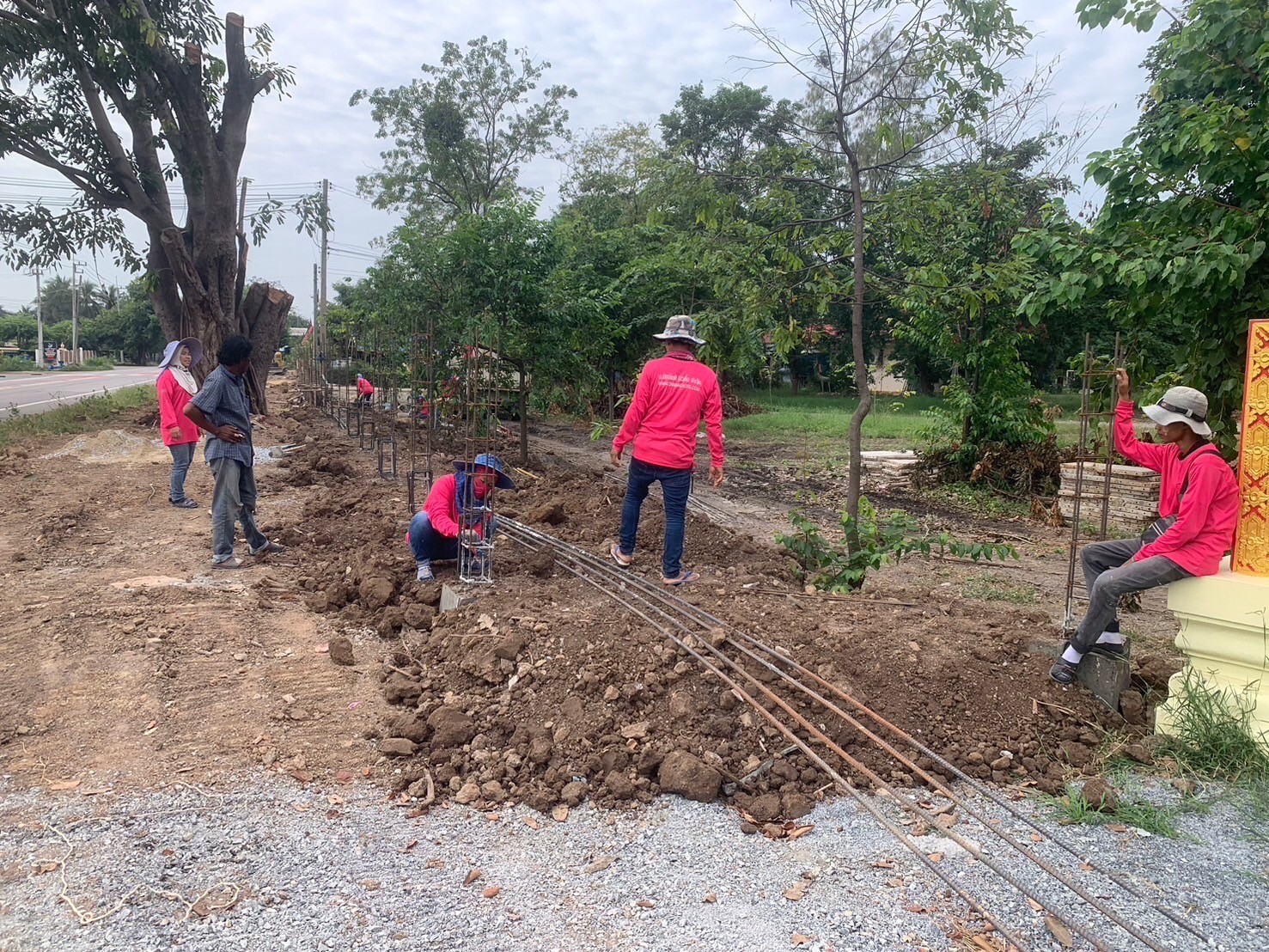 สร้างกำแพงวัดดงกะเชา จ.สุพรรณบุรี