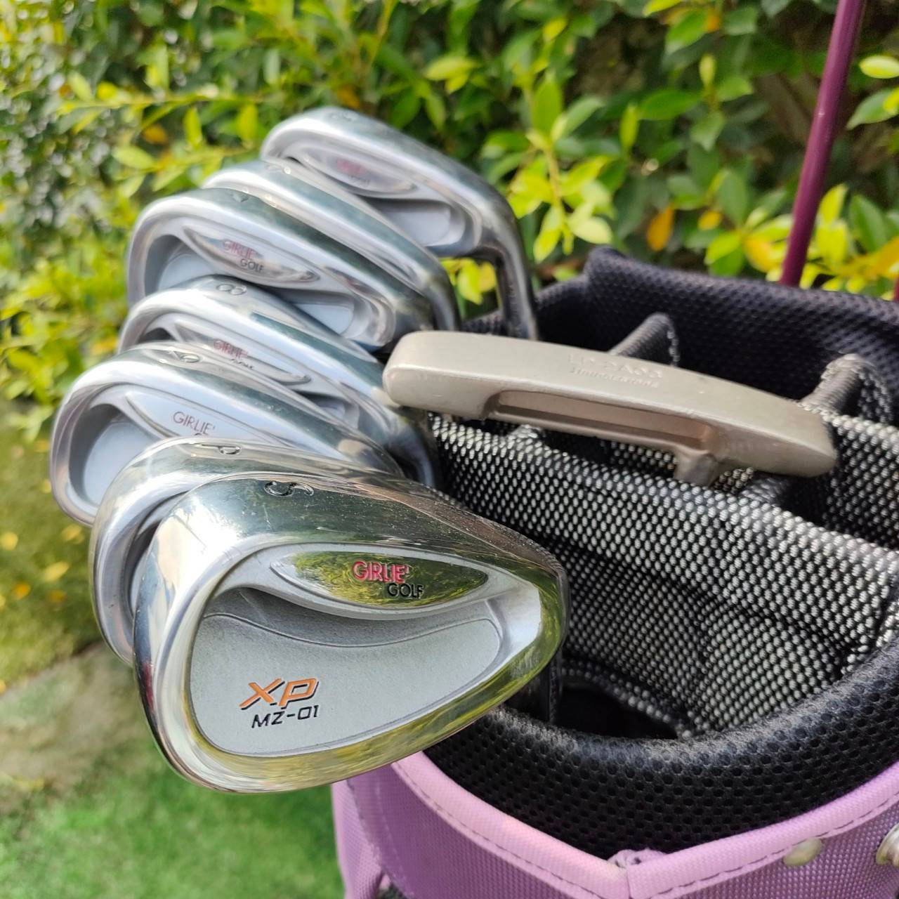 ** ไม้กอล์ฟครบชุดสำหรับผู้หญิง** FULLSET TOPPONT GIRLE GOLF ทั้งชุดประกอบด้วย หัวไม้ 1,3,5,7 ชุดเหล็ก 5-9 เเละ PW SW PUTTER BRIDGESTONE พร้อมถุงกอล์ฟ GILE GOLF ได้ฟัวไม้มากถึง 4 หัว ซึ่งคุณผู้หญิงจำเป็นมาก ชุดเหล็ก CAVITY ลึกตีง่ายมากๆ ถุงกอล์ฟสีสันสวยงาม