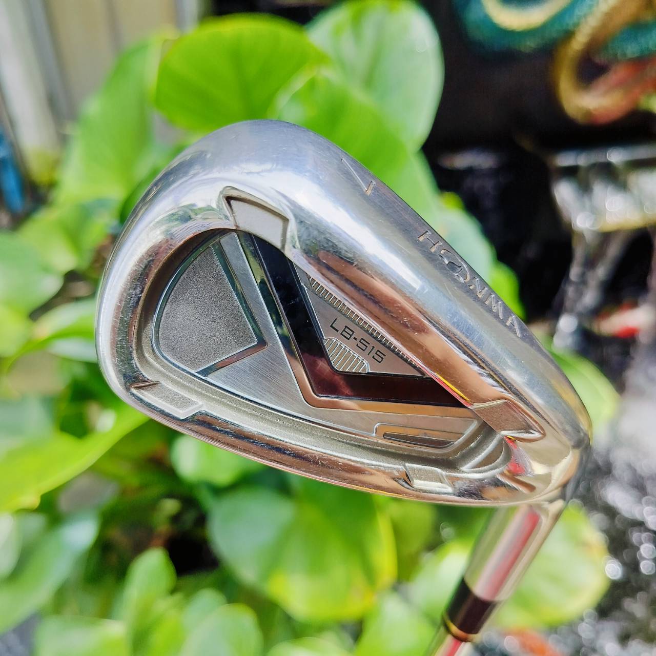 ชุดเหล็กหน้าเด้ง HONMA LB515 ก้านเหล็กเบาแค่ 85 กรัม พรีเมี่ยม ทำให้เร่งสปีดได้เร็วขึ้น โดยที่ยังคง ความแม่นยำของก้านเหล็กอยู่ บวกกับหน้าสัมผัสพิเศษสุดเด้ง!!! แผ่นไทเทเนี่ยมอีกชั้นที่หน้าไม้ ไม้กอล์ฟพรีเมี่ยมมือสองญี่ปุ่น ของแท้ By NakaraLuxurious