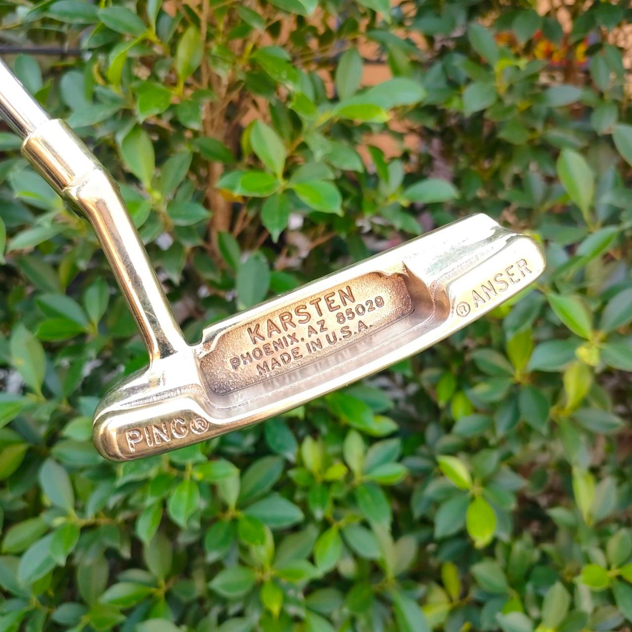 PUTTER PING KARSTEN ANSER ความยาว 34 นิ้ว ทองเหลืองบริสุทธิ์ เต็มคาราเบล ด้วยรูปทรง และการบล๊านซ์น้ำหนัก และฟีลลิ่ง + เสียงการพัตต์ที่สุดยอดหาไม่ได้ บริเวณด้านหน้ามีร่องยาว เพื่อการพัตต์ ที่ได้ฟีลยิ่งขึ่น สุดครับ ไม่จัดไม่ได้!!!