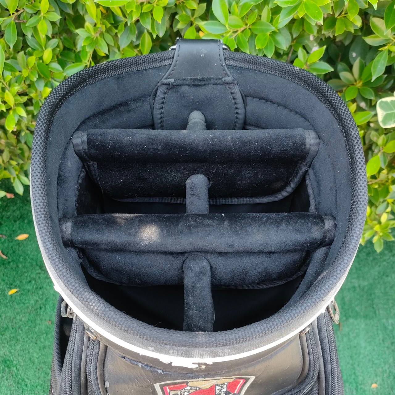 ถุงกอล์ฟ TAYLORMADE R11 มือสอง **ตำหนิมรอยลอกเยอะ!!** แต่ใช้งานได้ปกติ!! **โปรดสังเกตตำหนิให้ดีก่อนซื้อ** มือสอง ของแท้ BY NakaraLuxurious