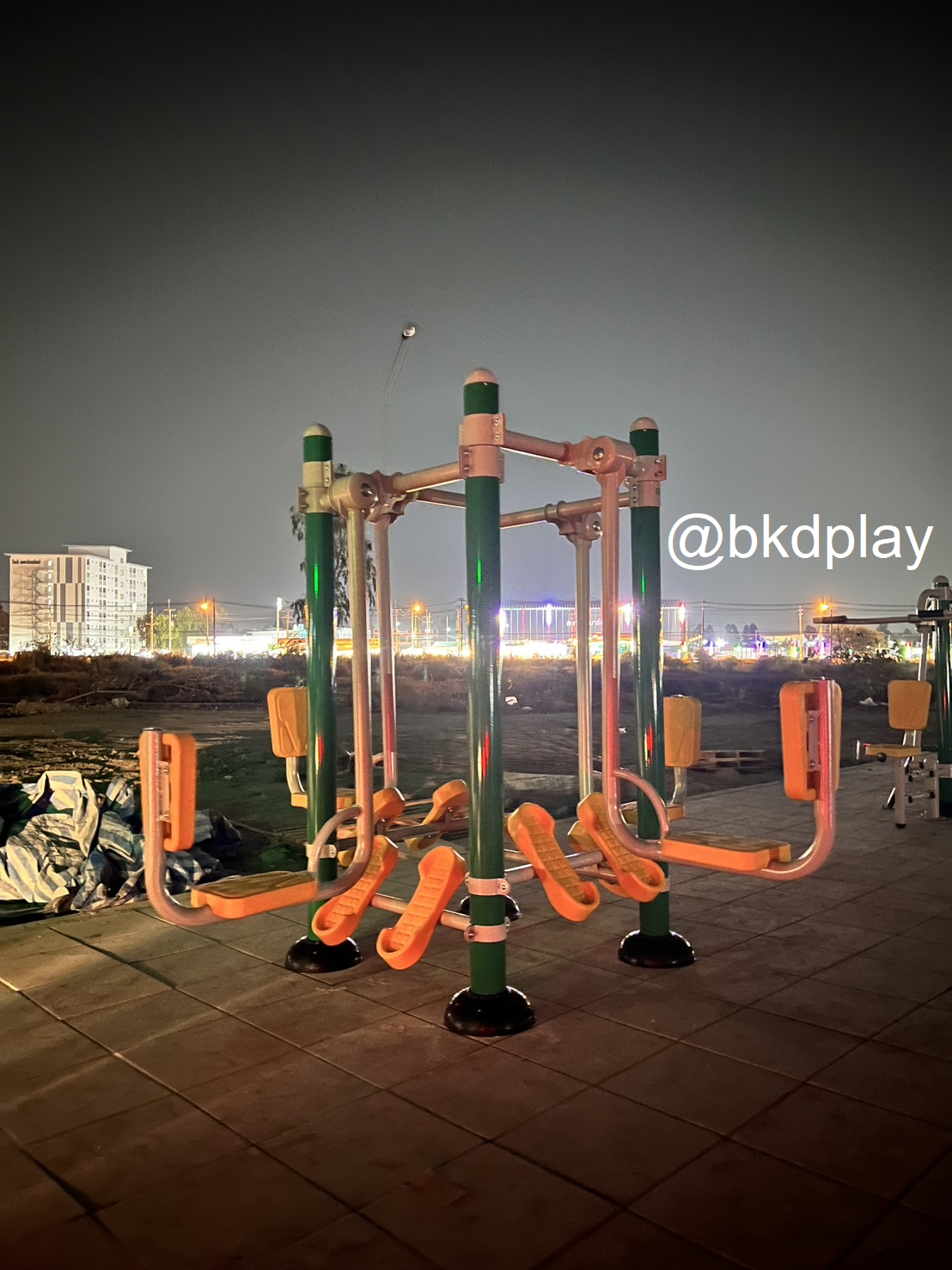 เครื่องออกกำลังกายกลางแจ้งผู้ใหญ่,บริหารขา-เข่า-น่อง (แบบขาดันยกตัว 4 ที่),ลานกีฬาอเนกประสงค์ ,สวนสาธารณะ ,เทศบาล ,หมู่บ้าน ,ผลิตในไทย ,สั่งทำตามสีที่ต้องการได้ ขนาด 240 x 240 x170 ซม.