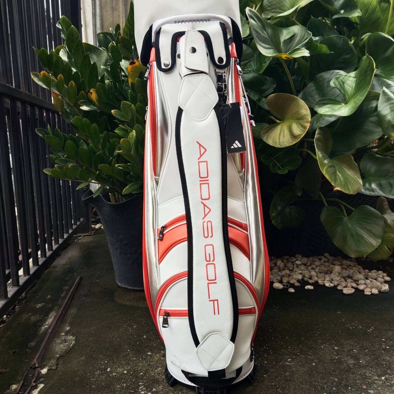 ถุงกอล์ฟมือสอง ของแท้ สภาพสวยเดิม Adidas Men's Performance Logo Golf Caddie Bag NMH90 เป็นถุงกอล์ฟรุ่นพรีเมียมจาก Adidas